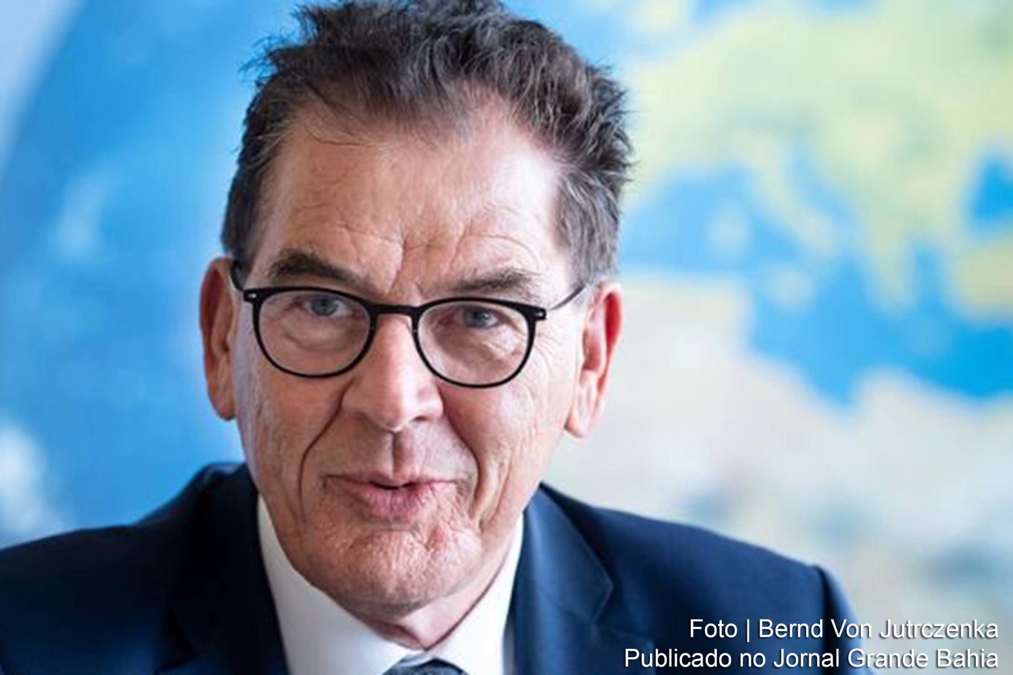 Ministro alemão Gerd Müller afirmou que combate ao coronavírus deve ser global. Postos de saúde sobre rodas deverão atuar no combate à covid-19 em regiões afastadas do Brasil. Projeto é parceria de ministério alemão com montadora Mercedes-Benz.