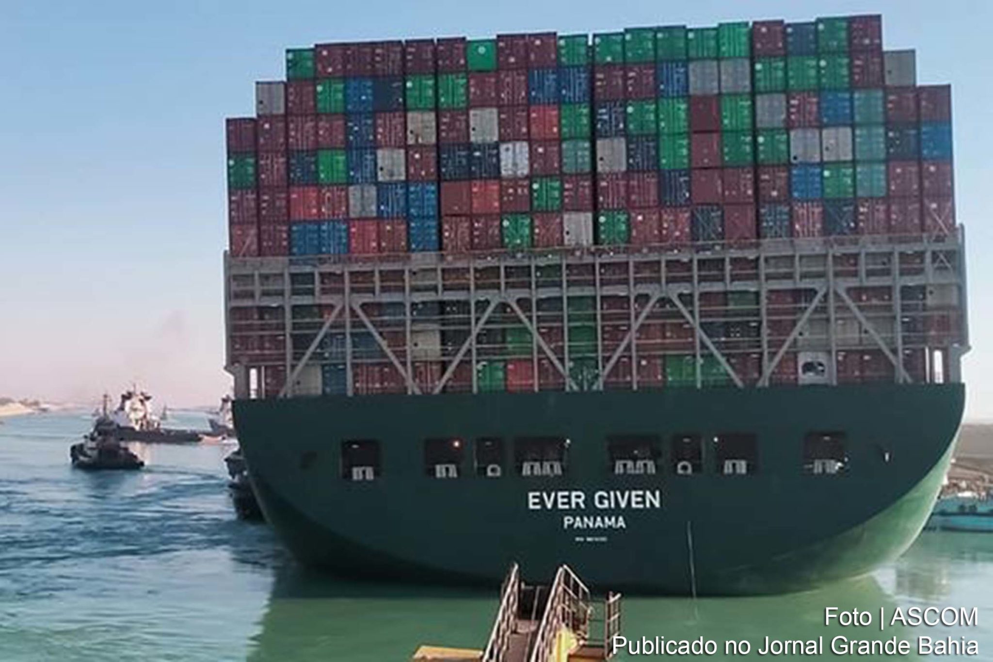 Porta-contêineres Ever Given estava preso há quase uma semana na via marítima, deixando centenas de navios parados. Autoridades afirmam que trânsito pelo canal deve ser normalizado nos próximos dias.
