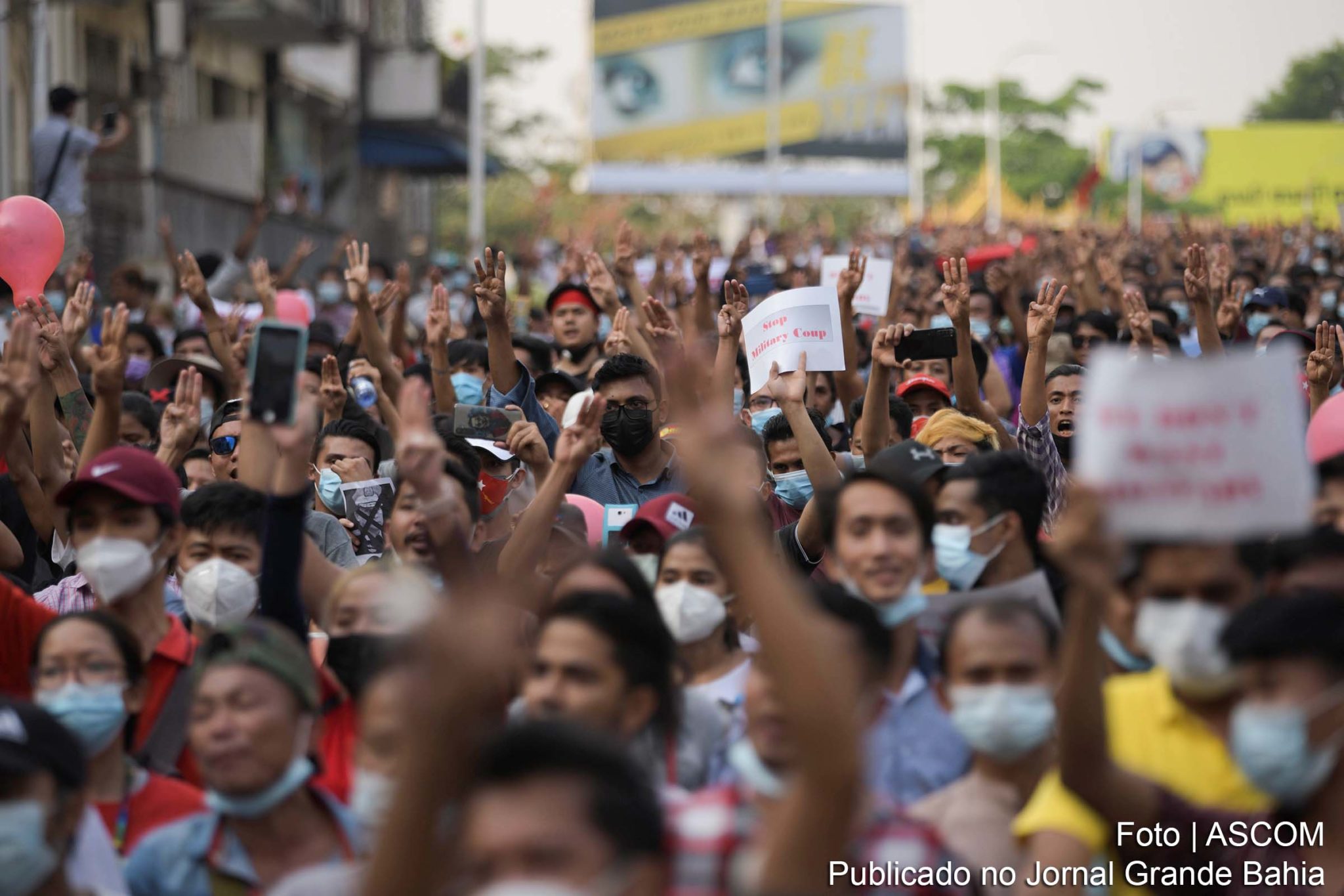 Membros da população do Myanmar são assassinados pelas forças do golpe de estado, cuja liderança é exercida pelos militares do país.