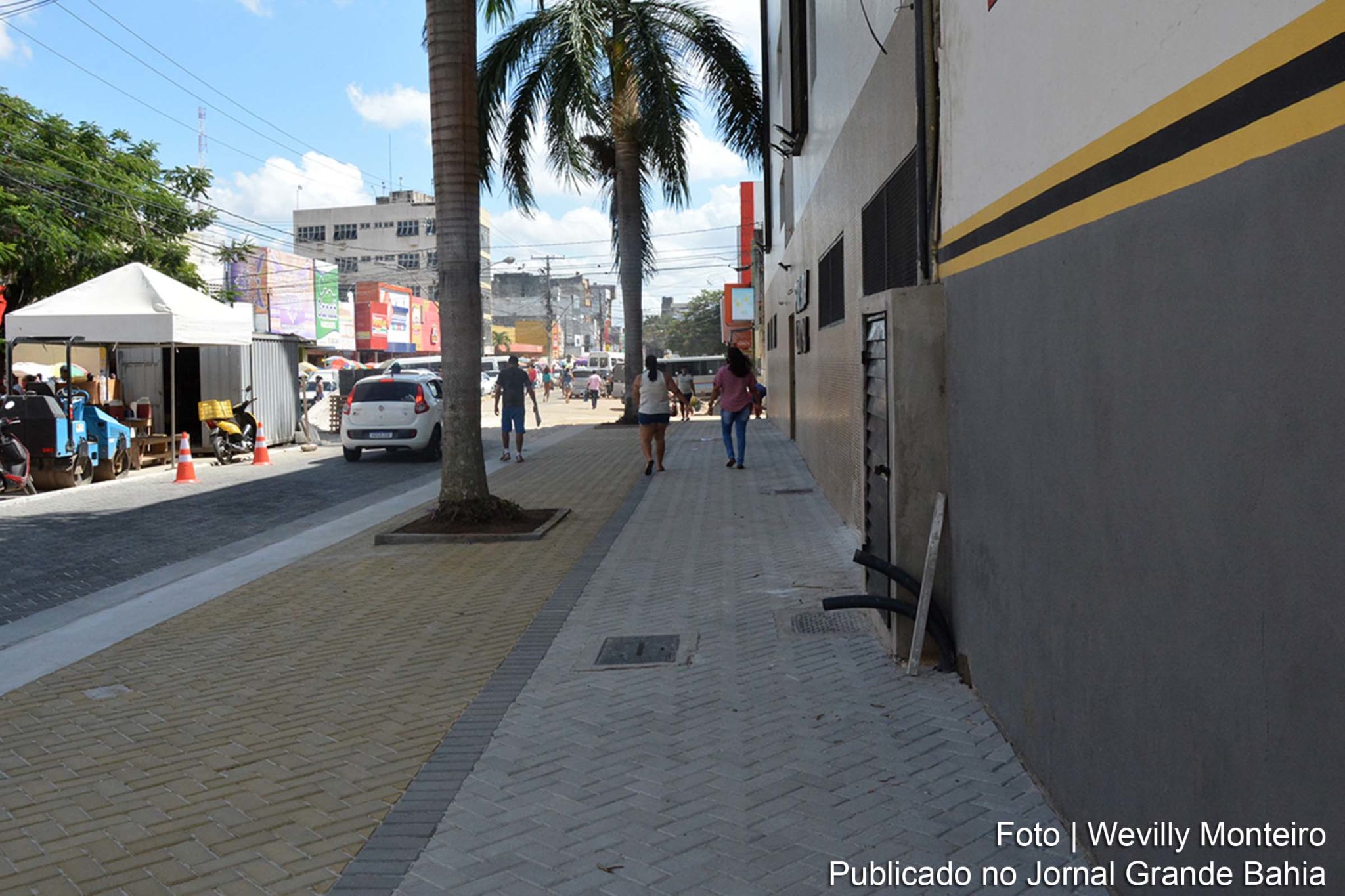 Implantação de passeios mais largos e piso tátil, favorece a acessibilidade para pessoas com deficiência ou mobilidade reduzida.