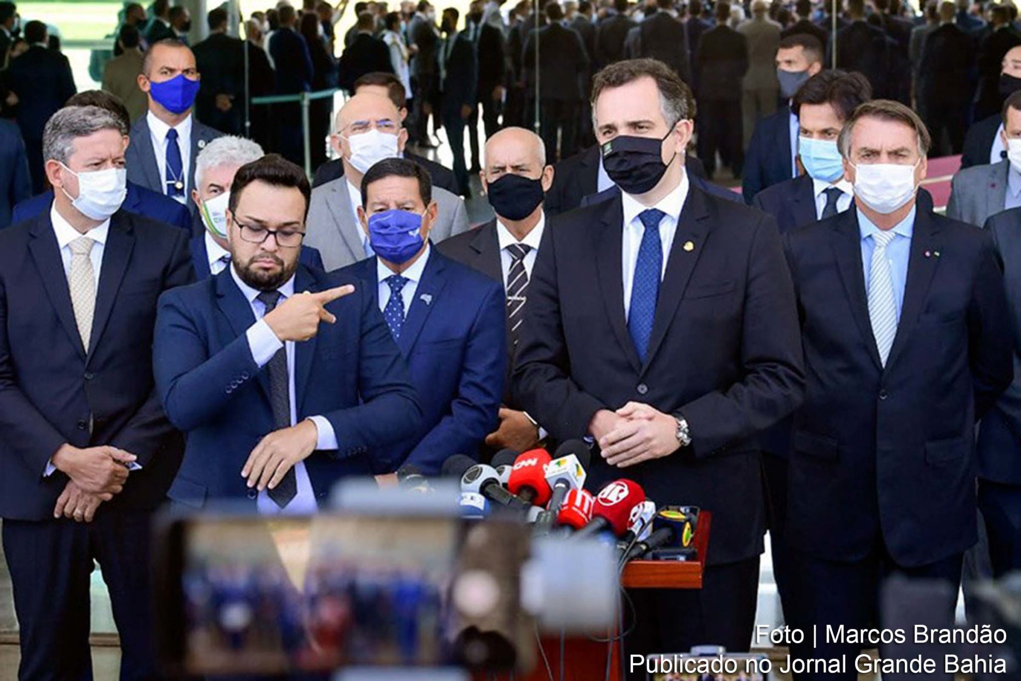 Senador Rodrigo Pacheco em pronunciamento após reunião com Bolsonaro (D), Lira (E), STF, ministros e governadores.
