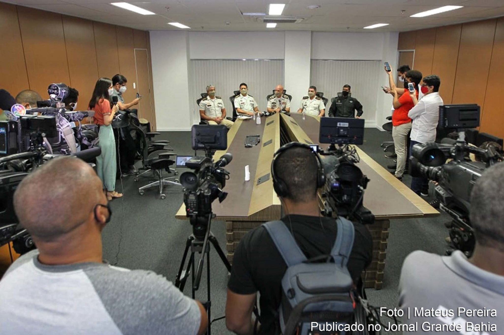 Polícia Militar da Bahia esclareceu sobre a contenção de policial morto em Salvador. Armado e disparando, Wesley Soares teve surto psicótico e acabou morto.