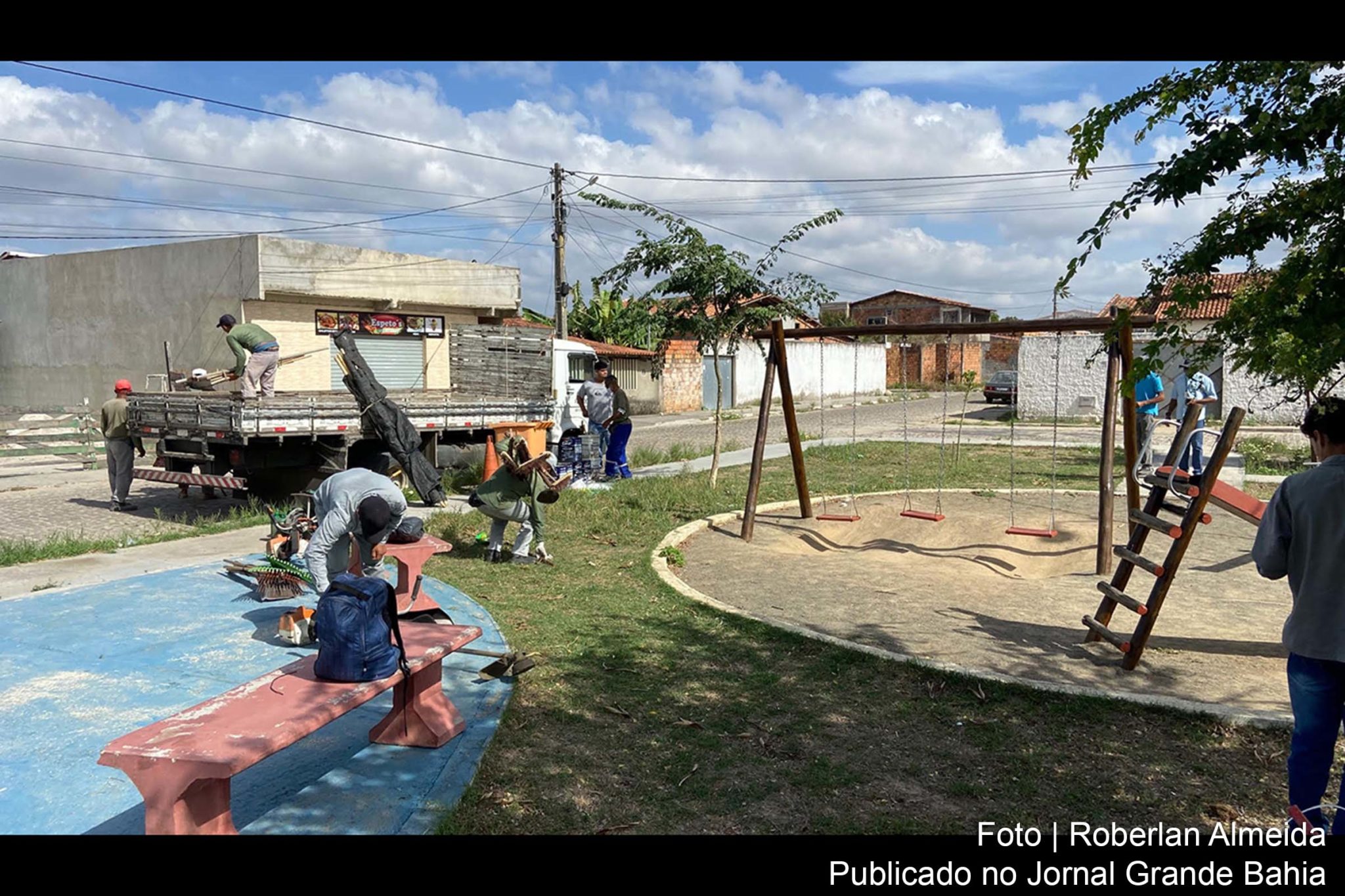 Serviços consistem na poda de árvores e recuperação de canteiros.