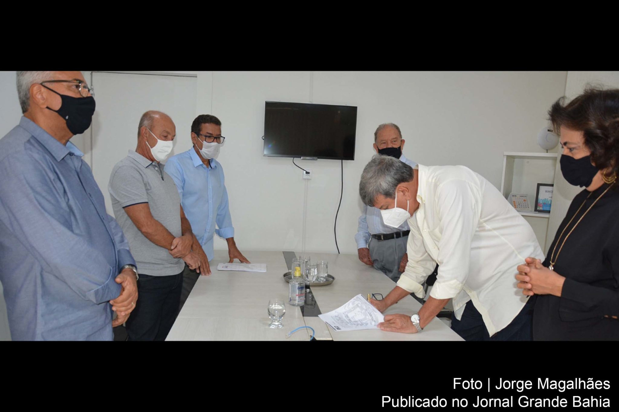 Prefeito Colbert Martins e a secretária da Educação, professora Anaci Paim, assinaram a ordem de serviço para o início das atividades.