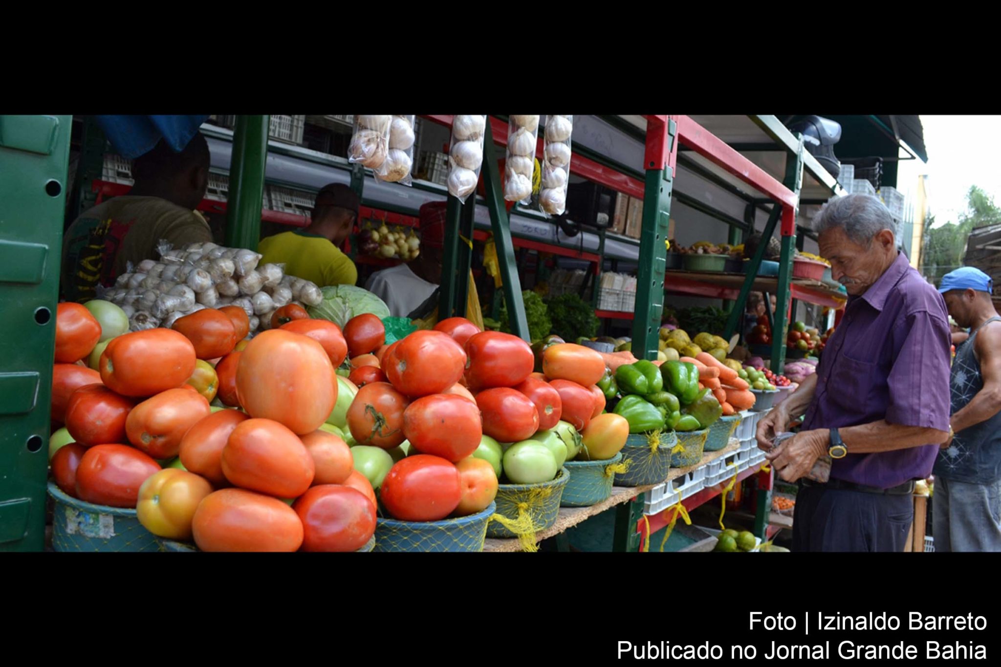 Vendedores de frutas e verduras que possuem carrinhos fora do espaço designado para ambulantes, no entorno da praça Bernardino Bahia, poderão ser realocados para outras feiras livres no município.