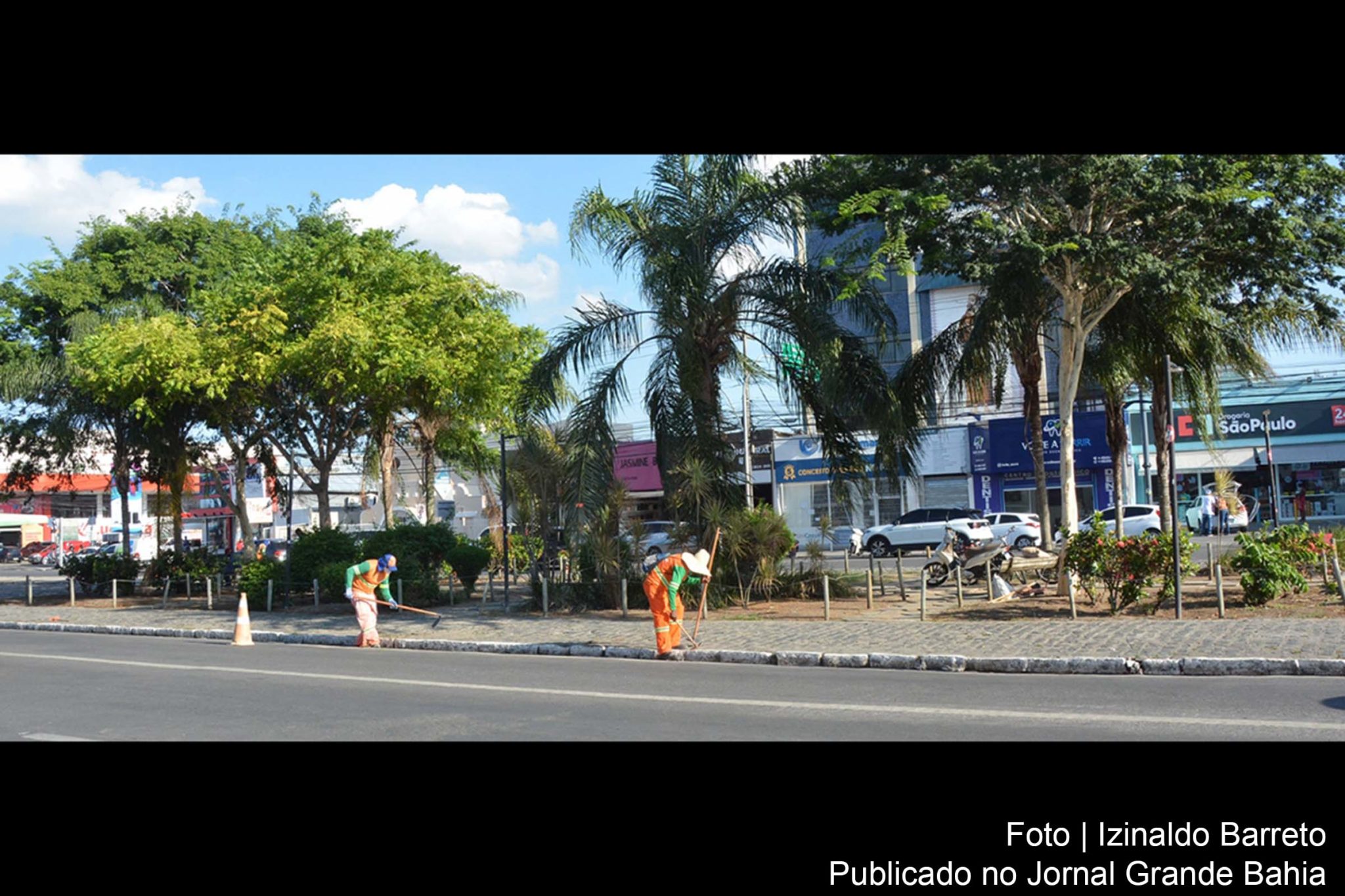 Secretaria de Serviços Públicos (SESP) intensificou os serviços de limpeza na Avenida Getúlio Vargas, na região do Centro de Feira de Santana.