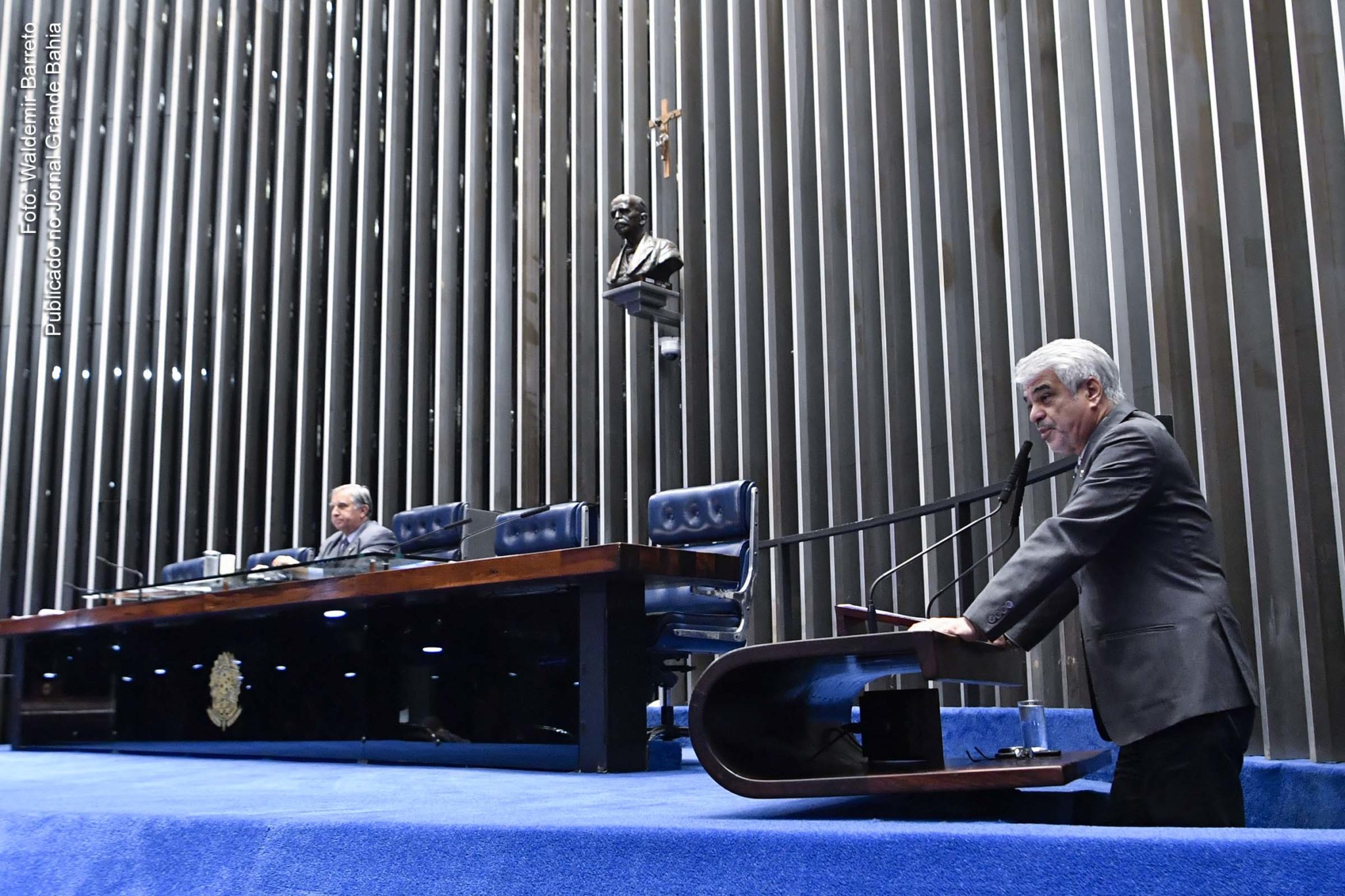 "Não bastasse o caráter genocida das falas de Bolsonaro em defesa de um produto ineficaz para o tratamento da Covid-19, levando muitas pessoas à morte, agora o caso toma contornos ainda maiores”, alerta o senador Humberto Costa.