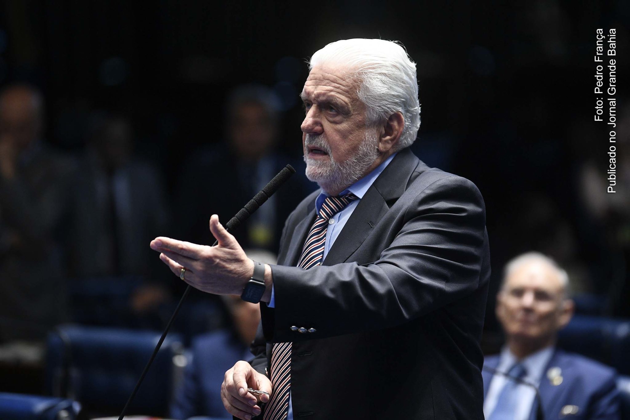 Senador Jaques Wagner quer explicações sobre ida de Eduardo Bolsonaro aos EUA.