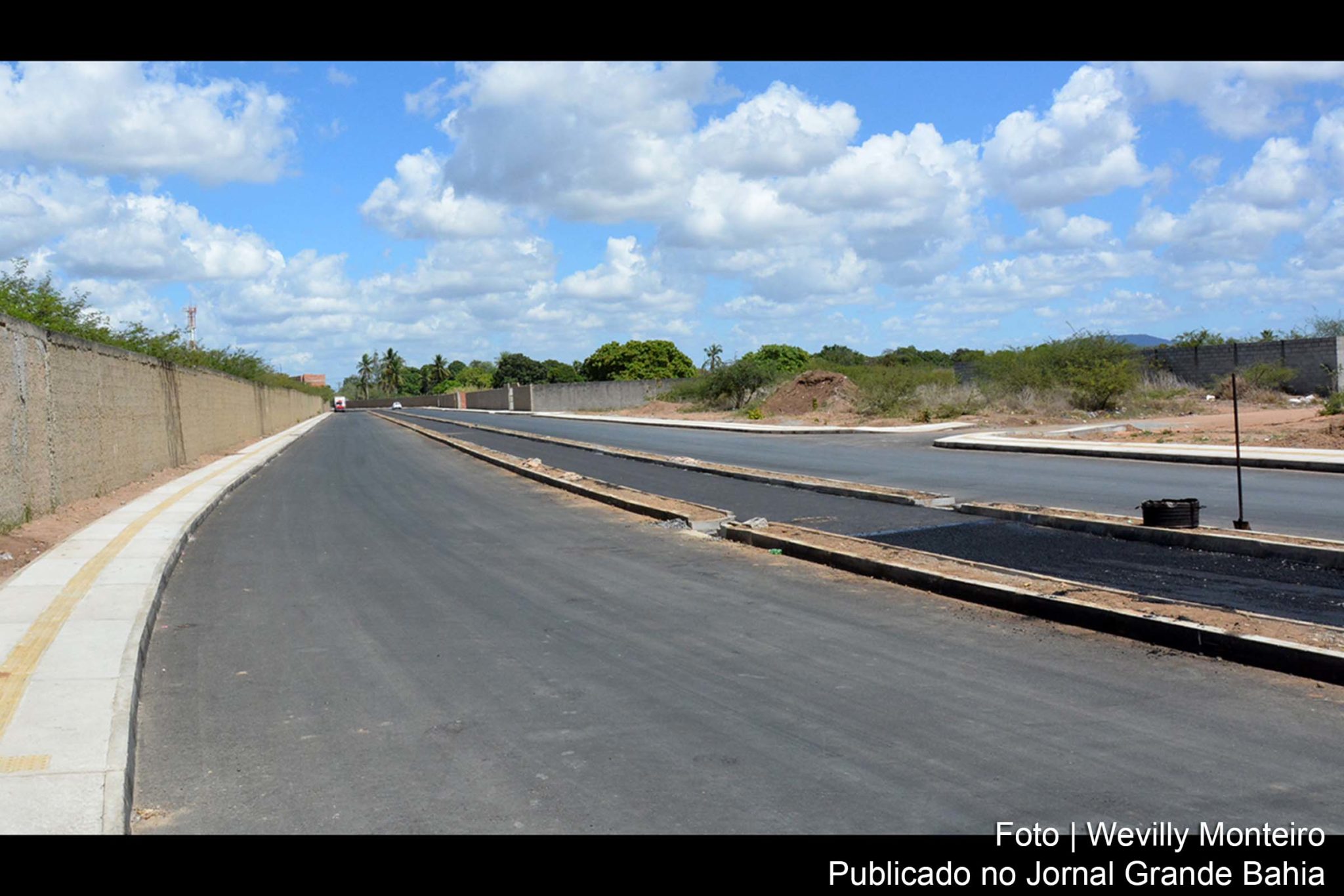 A pavimentação asfáltica foi concluída e grande parte da ciclovia também está pronta.