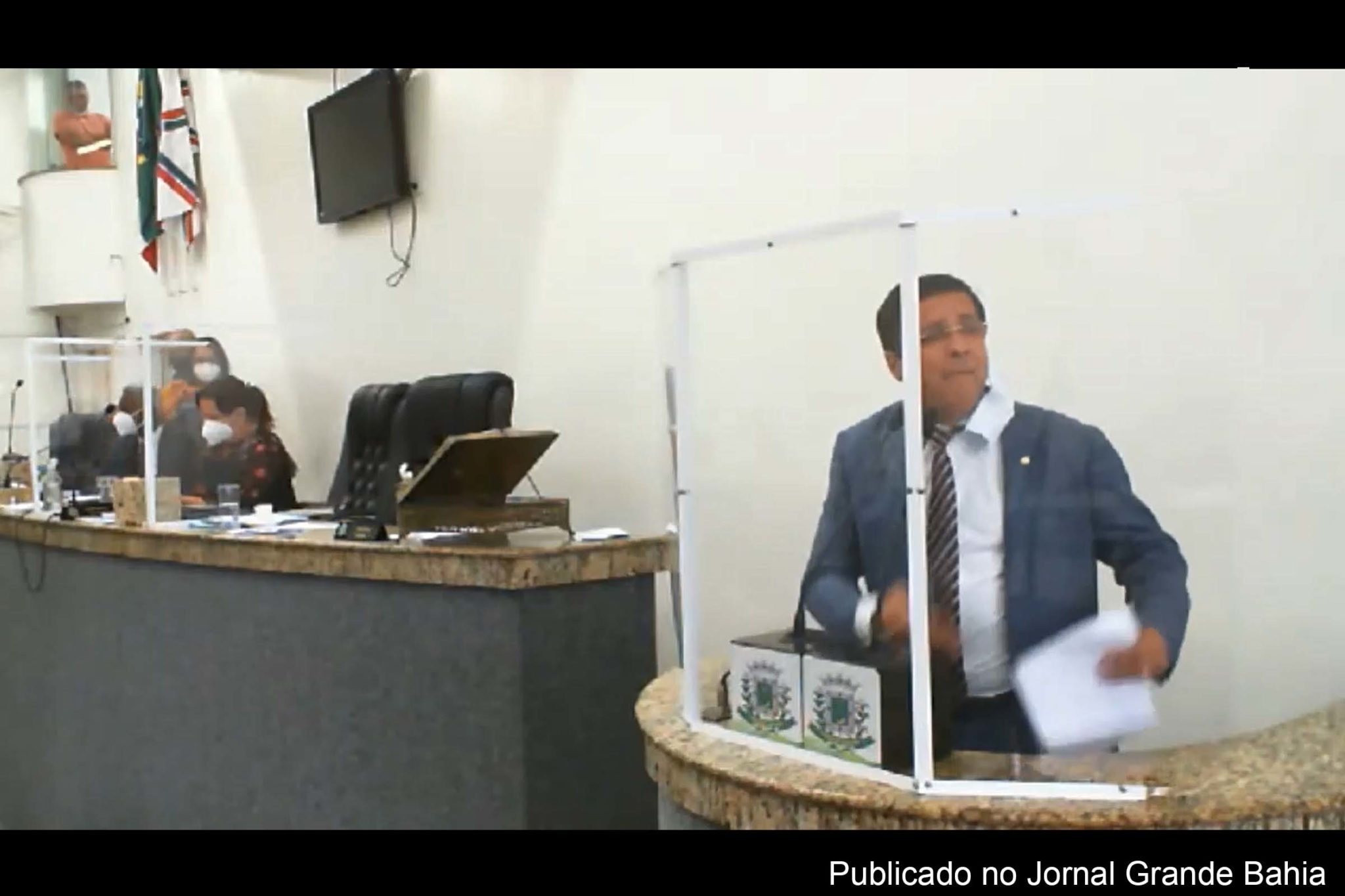 Vereador Fernando Torres grita como o colega Luiz Augusto de Jesus (Lulinha), líder do Governo Colbert Martins.