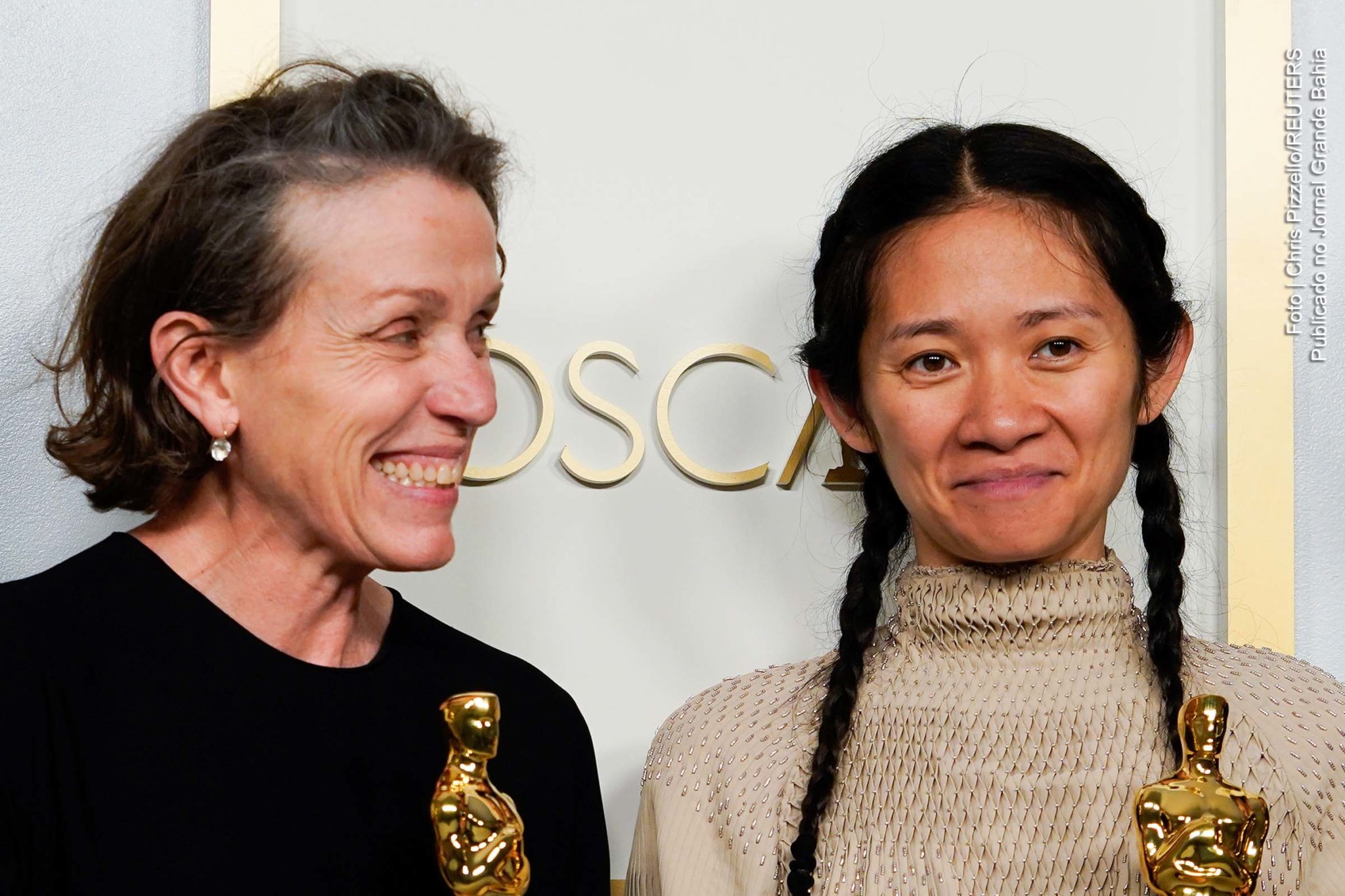 A atriz Frances McDormand e cineasta Chloé Zhao. Como primeira mulher oriental a ganhar os Oscars de melhor filme e melhor direção, Chloé Zhao fez história. Sua força: combinar o detalhismo de uma expert do cinema com o olhar infinitamente curioso de quem é de fora. Zhao é segunda mulher a receber Oscar de Melhor Direção em 93 anos.