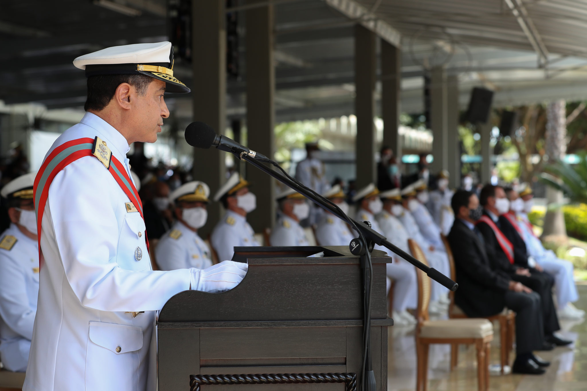 Almirante de esquadra Almir Garnier Santos discursa ao tomar posse do comando da Marinha do Brasil.