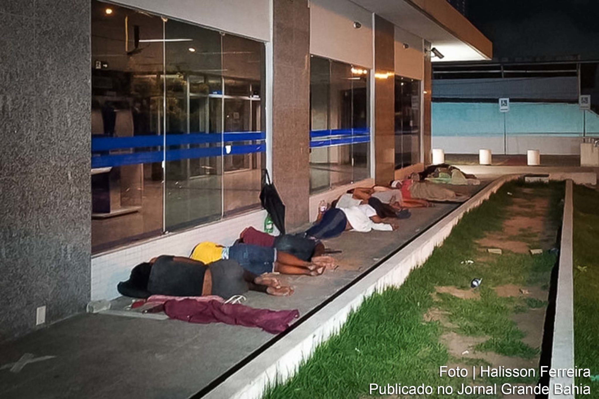 De acordo com o Fundo Monetário Internacional, a política fiscal deve permanecer flexível e apoiar os sistemas de saúde, famílias, empresas e a recuperação econômica até que a pandemia seja controlada globalmente.