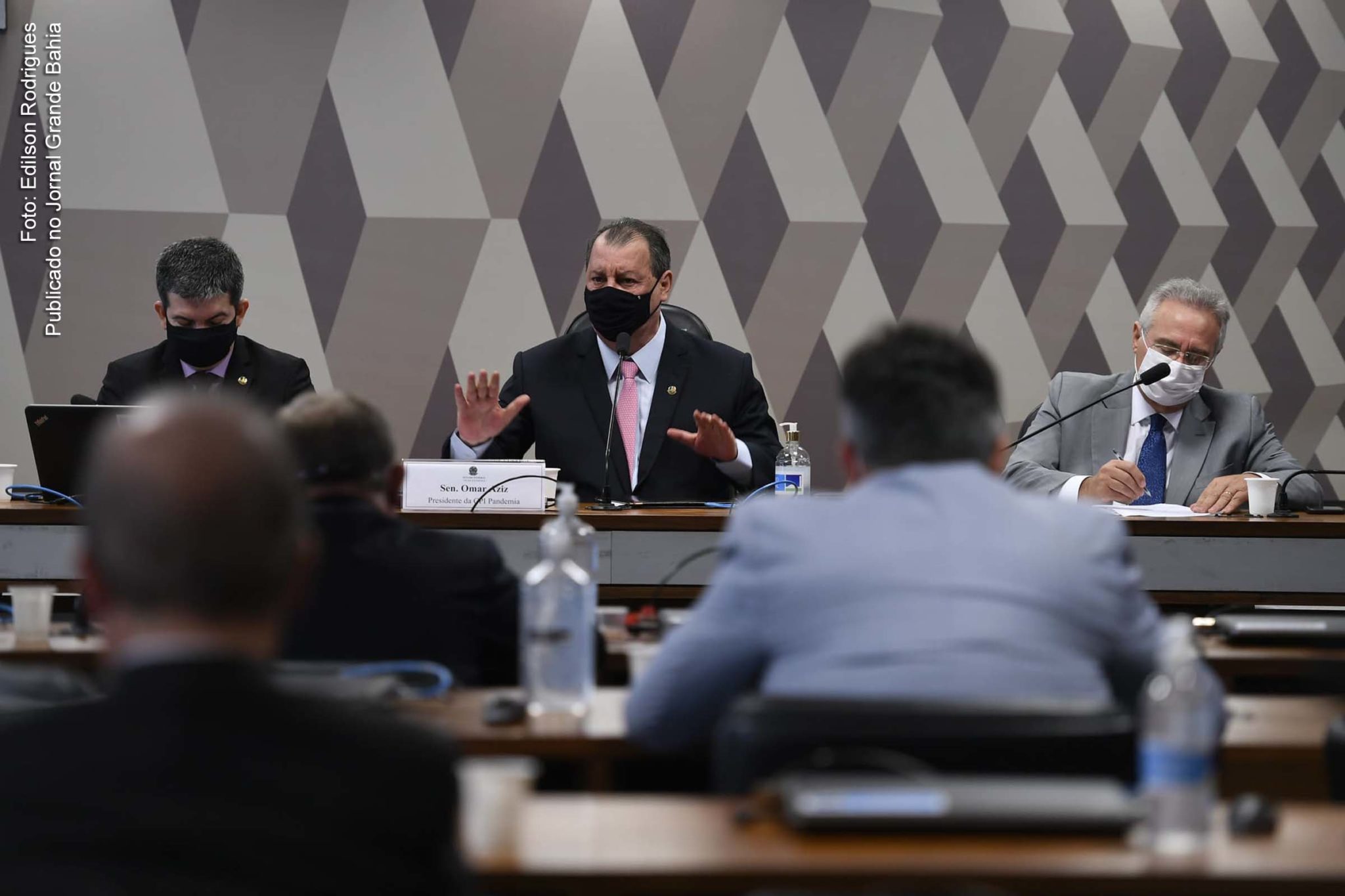 Com Omar Aziz na presidência e Renan na relatoria, CPI da Pandemia é instalada. Em minoria, Governo Bolsonaro deverá responder por atraso na vacinação e falta de oxigênio, entre outros temas. Cientistas políticas apontam "risco altíssimo" para o Palácio do Planalto.