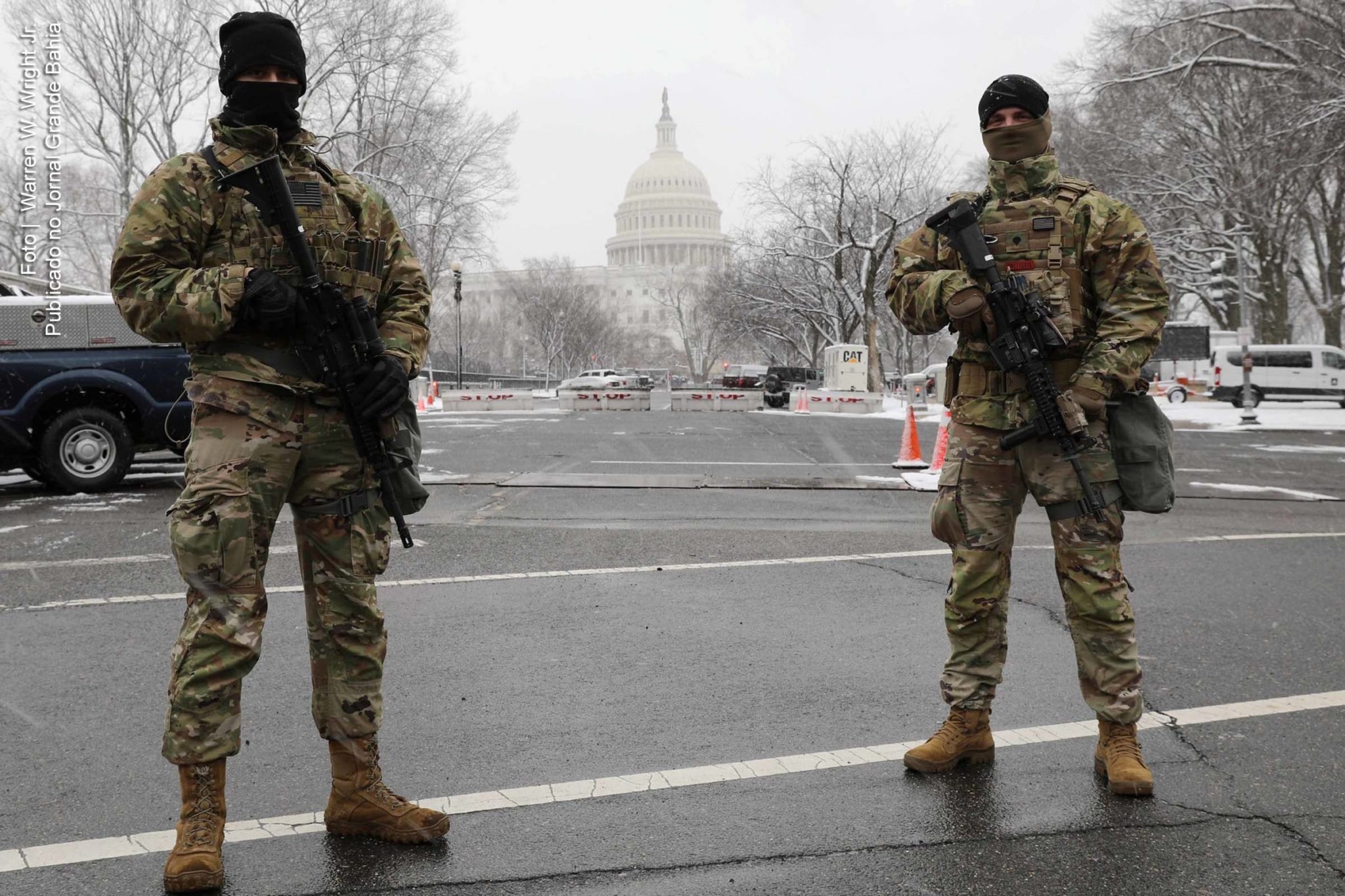 Em 2 de fevereiro de 2021, membros da Guarda Nacional do Exército de Nova Iorque montam guarda em frente ao edifício do Capitólio dos EUA em Washington, DC, após ataques ocorridos em 6 de janeiro. Incapaz de conter os invasores, a Polícia do Capitólio pediu apoio da Guarda Nacional, mas ajuda foi negada inicialmente. Equipamento desatualizado e impróprio para uso, treinamento inadequado e reação descoordenada são alguns dos pontos identificados na avaliação interna da Polícia do Capitólio em relação ao ataque de apoiadores do então presidente Donald Trump.