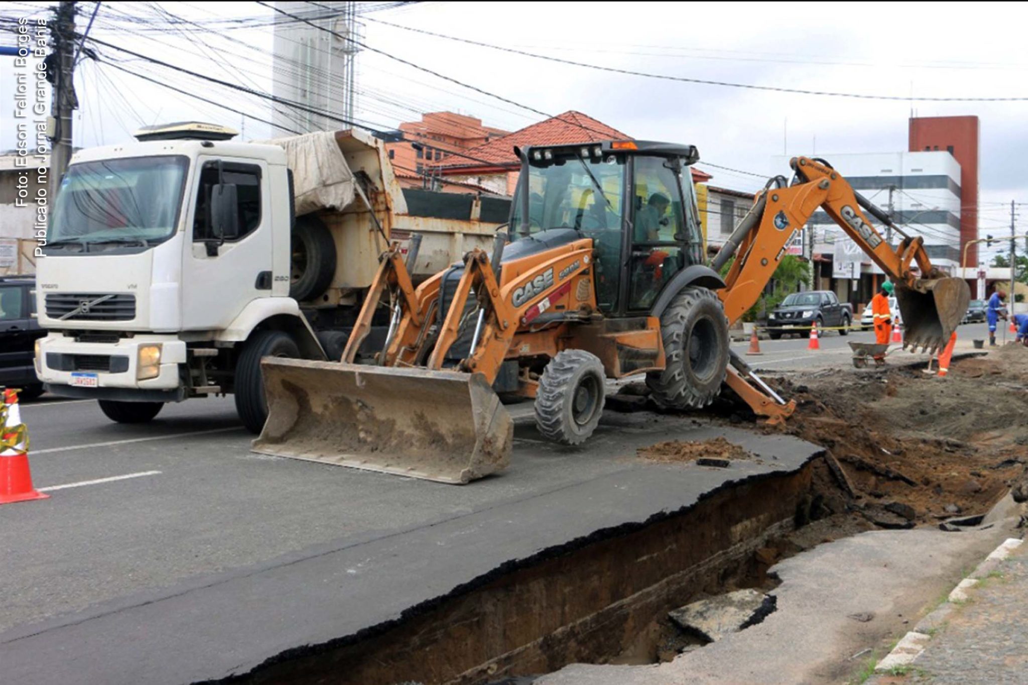 Ligações clandestinas na rede de esgoto sanitário causaram danos a infraestrutura da rua Castro Alves, diz Prefeitura de Feira de Santana