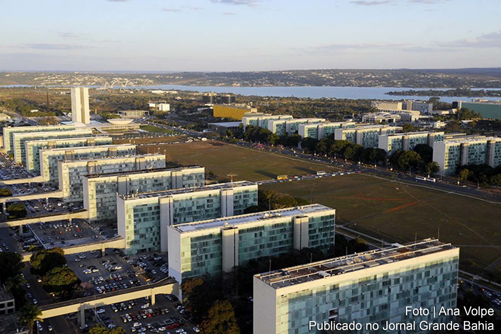 Governo edita MP que reorganiza e extingue cargos de confiança.