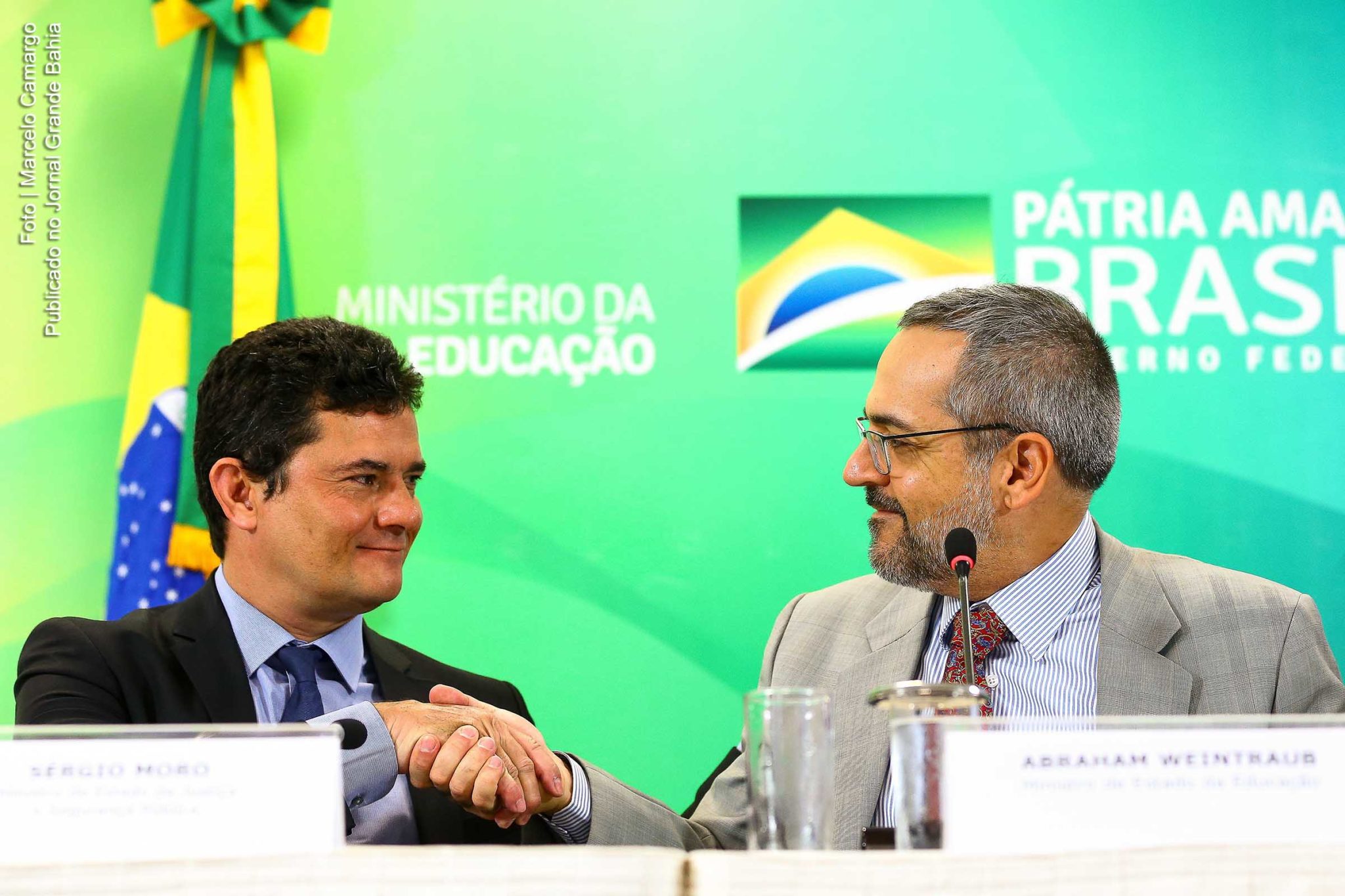 Ex-ministros Sérgio Moro e Abraham Weintraub, quando ambos ocupavam cargo no Desgoverno Bolsonaro. Acusado pelo MPF, ex-ministro Abraham Weintraub proferiu declarações falsas e ofensivas sobre universidades públicas brasileiras enquanto ocupava cargo de ministro da Educação.