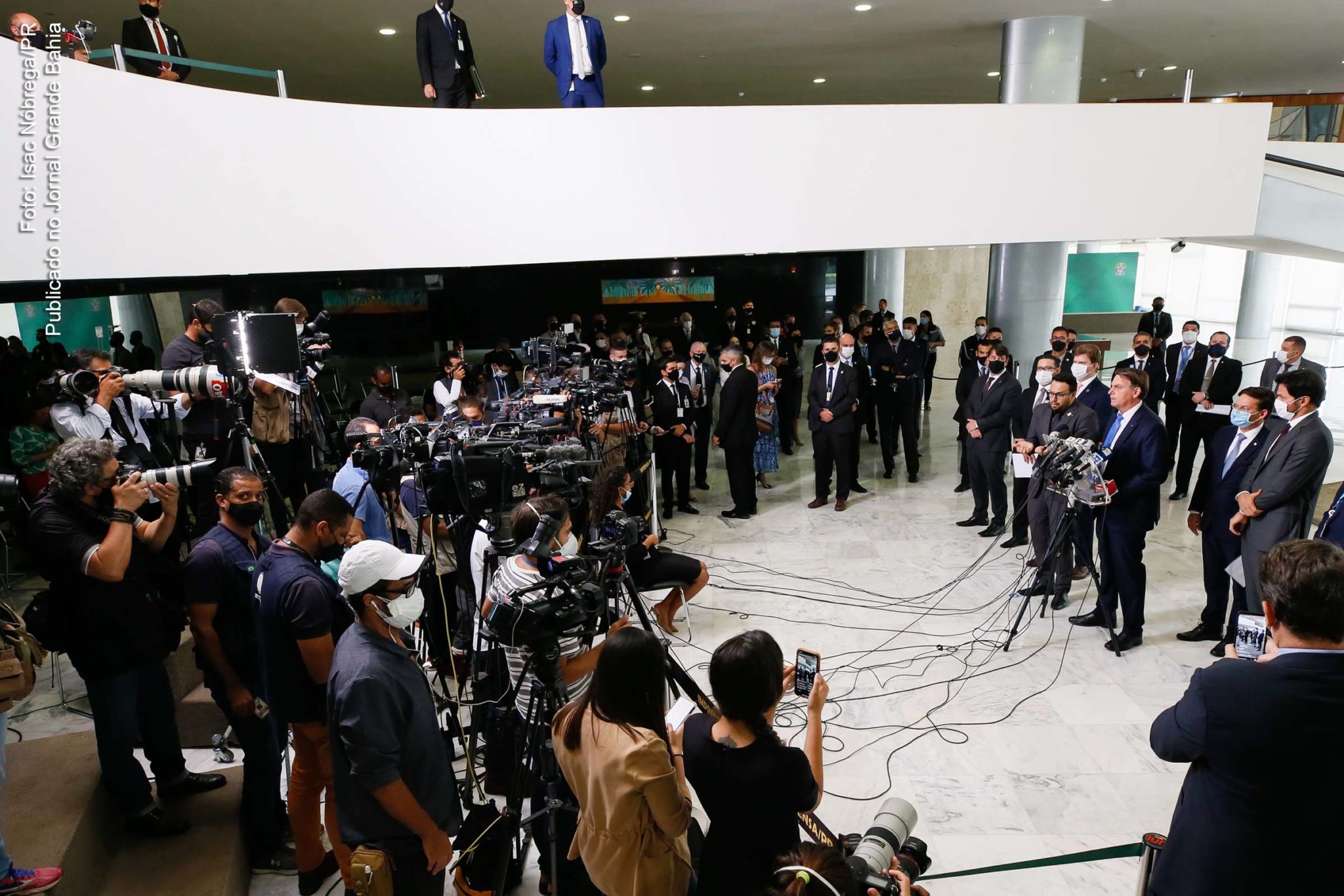 Extremista Jair Bolsonaro durante entrevista coletiva.