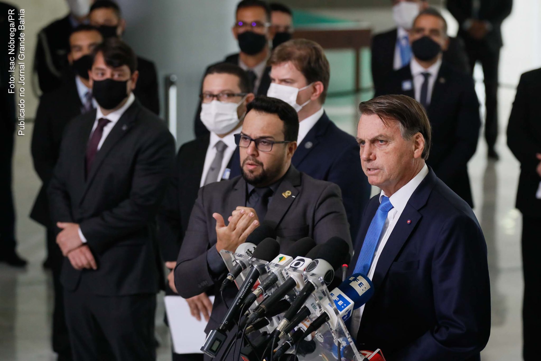 Entre dezembro de 2020 e janeiro de 2021, o Extremista Jair Bolsonaro, família e comitiva passearam pelo litoral de SP e SC, consumindo milhões de dinheiro público em transporte, diárias e entretenimento. Deputado do PSB vai pedir investigação ao TCU. Presidente na mira da opinião pública por custos de viagens de lazer.