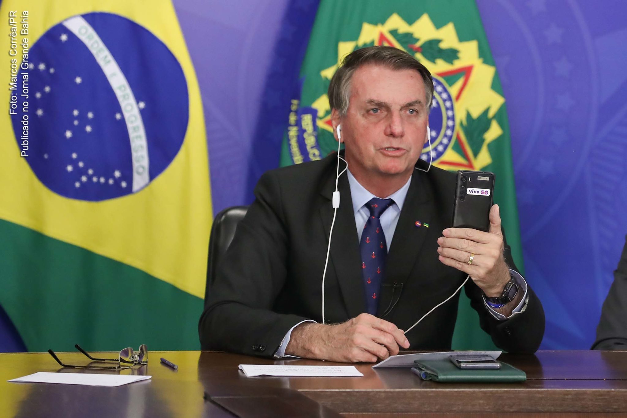 Extremista Jair Bolsonaro ameaçou e ofendeu senador Randolfe Rodrigues, autor do requerimento de criação da CPI da Covid-19. As falas constam em um novo trecho da conversa gravada e divulgada pelo senador Jorge Kajuru. Presidente cobrou que Kajuru amplie o foco de investigação da Comissão e pressione por impeachment de ministros do STF.