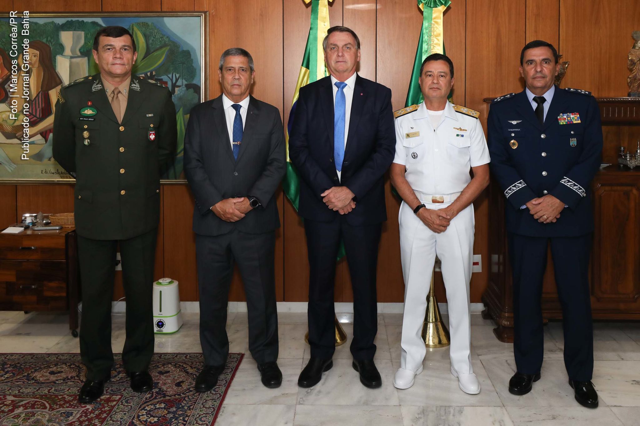 Ao centro, o extremista Jair Bolsonaro ladeado pelos militares, general Paulo Nogueira, comandante do Exército; Braga Netto, ministro da Defesa; tenente-brigadeiro Baptista Júnior, comandante da Aeronáutica; e o almirante de esquadra Almir Garnier Santos comandante da Marinha do Brasil.