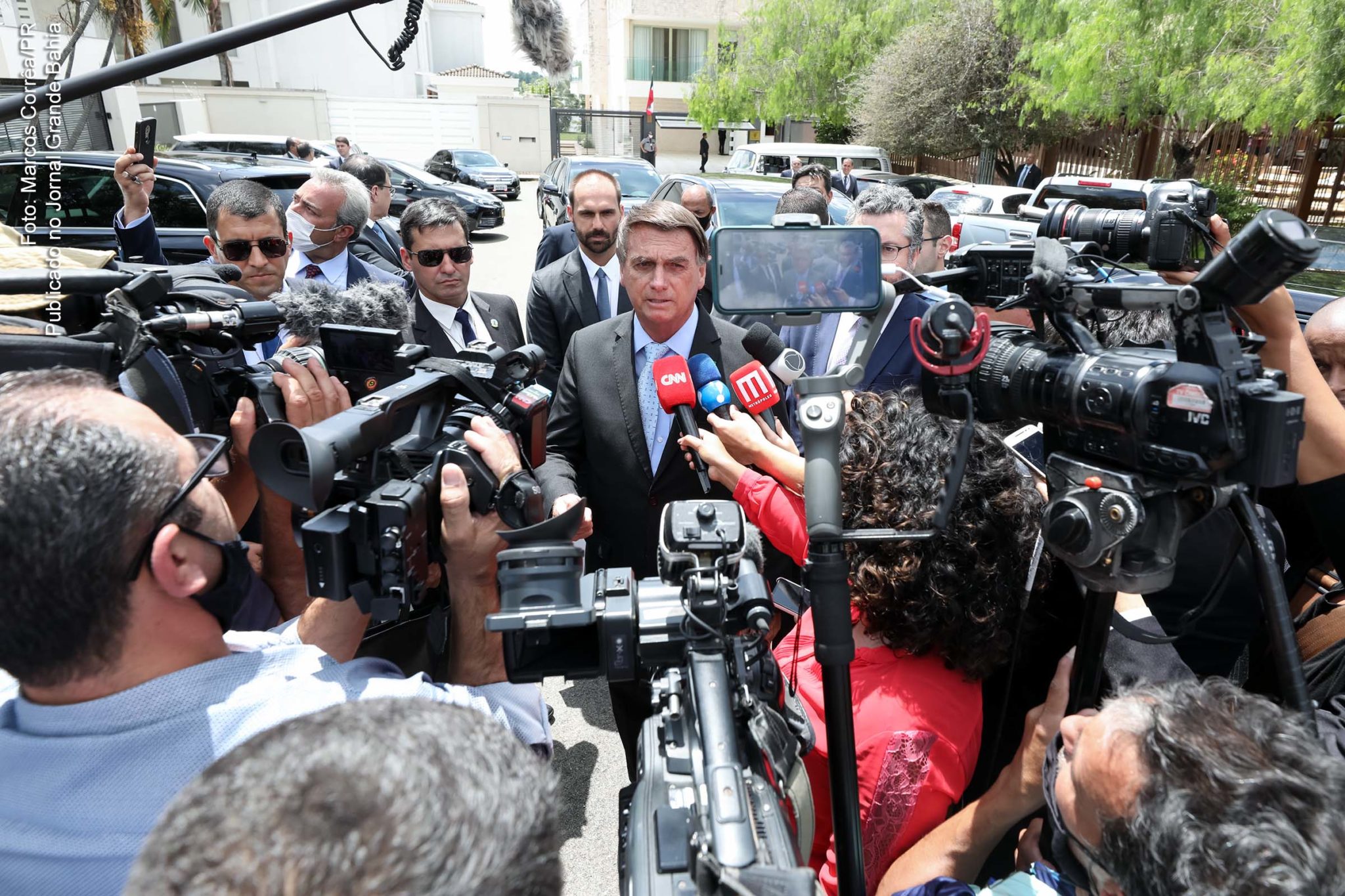 Extremista Jair Bolsonaro em entrevista coletiva à imprensa.