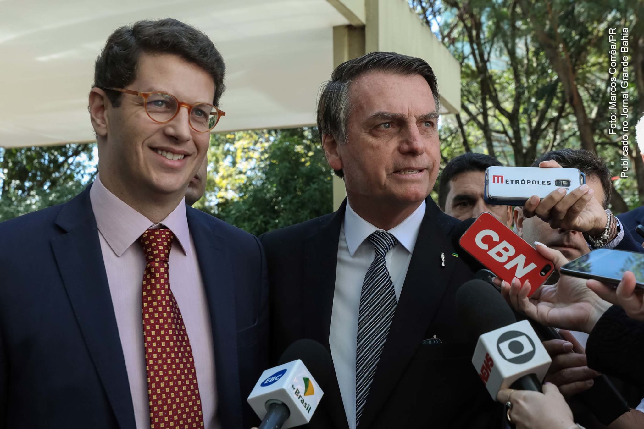 Extremistas Ricardo Salles e Jair Bolsonaro. Ministro Ricardo Salles é acusado de organização criminosa, advocacia administrativa e obstrução de fiscalização por ex-superintendente da Polícia Federal no Amazonas.