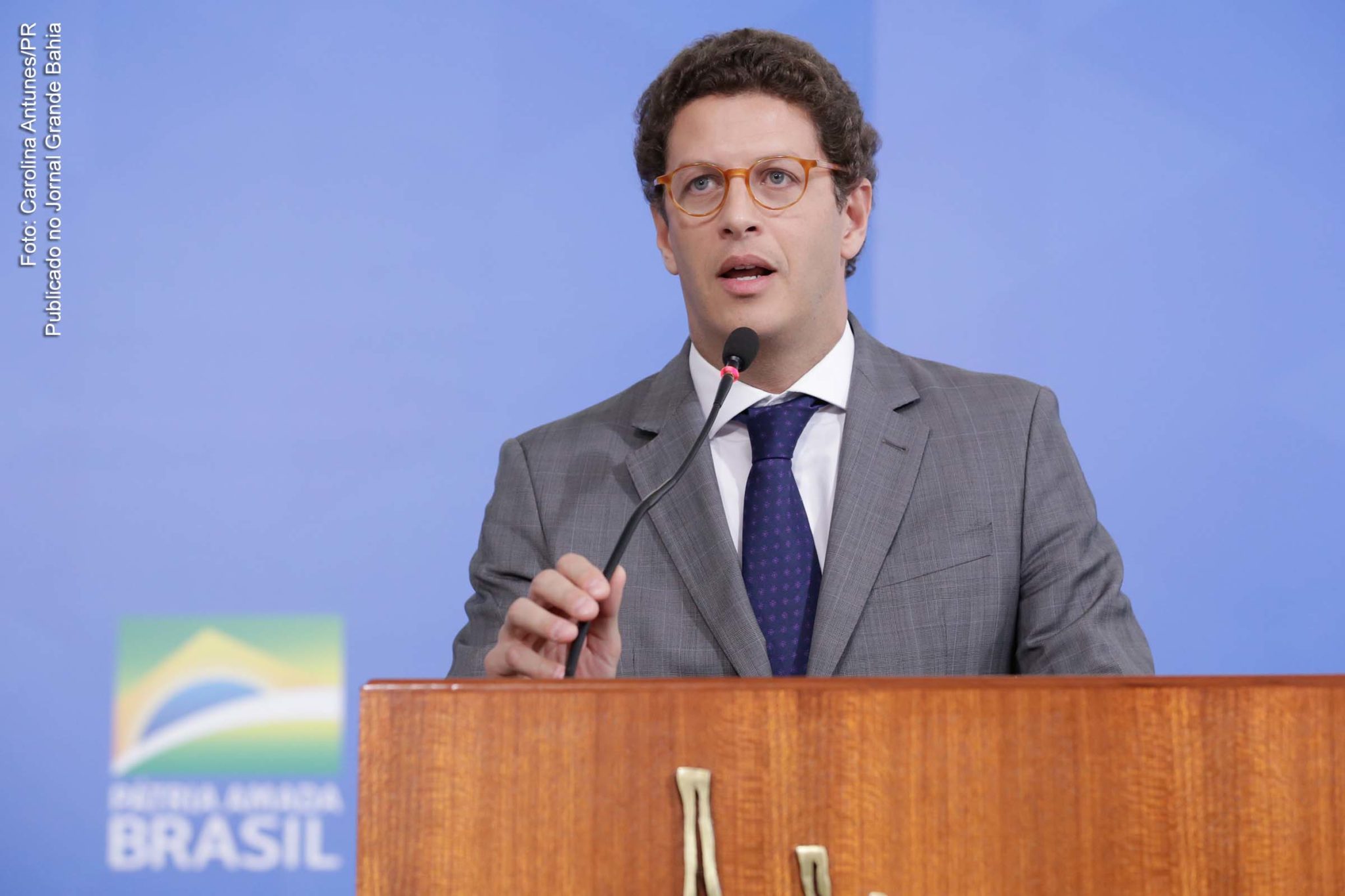Ministro Ricardo Salles é acusado de organização criminosa, advocacia administrativa e obstrução de fiscalização por ex-superintendente da Polícia Federal no Amazonas.