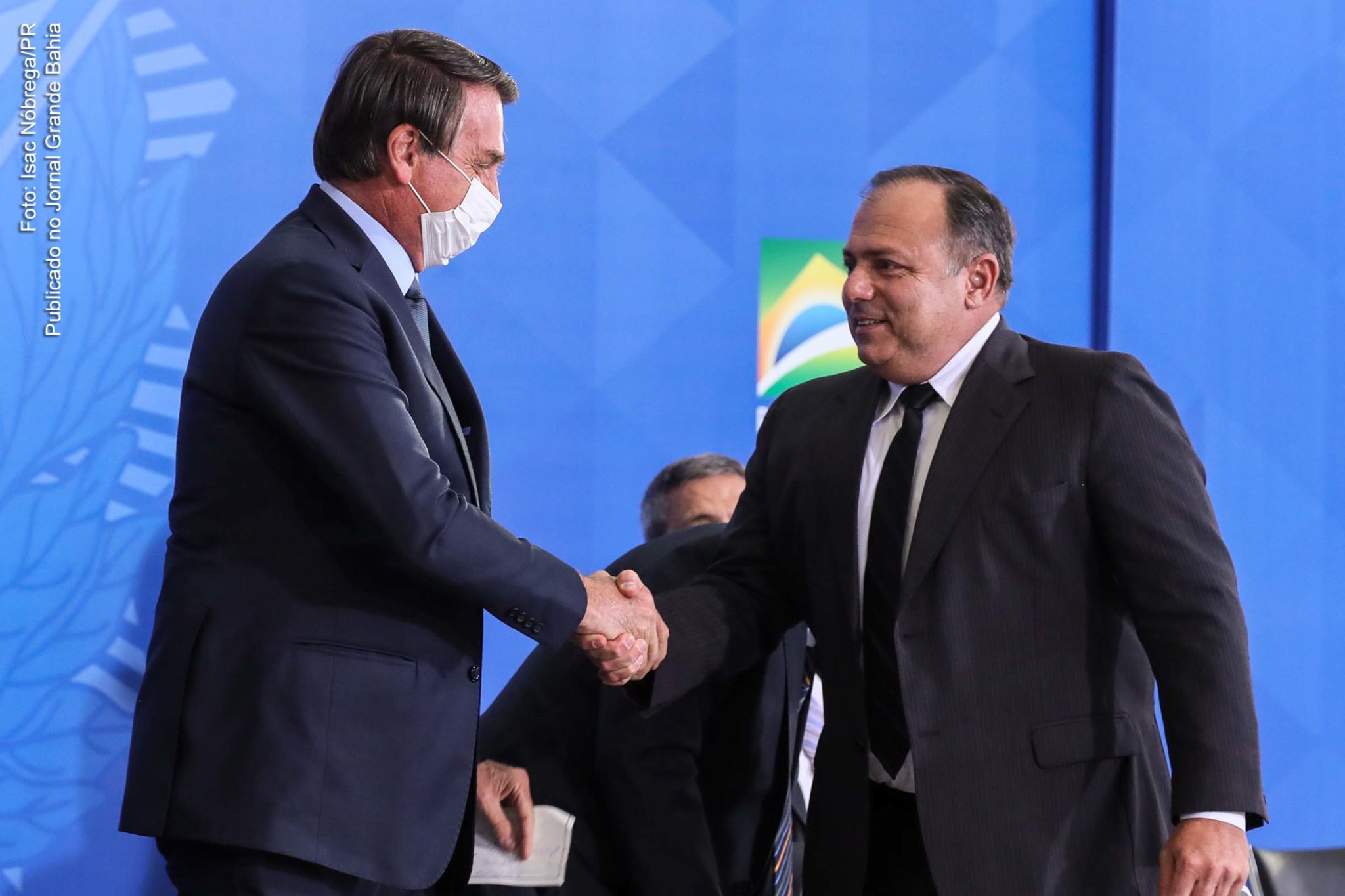 Extremistas de direita Jair Bolsonaro, presidente da República e general Eduardo Pazuello, à época, ministro da Saúde. Ação de improbidade administrativa contra ex-ministro atinge, também, outras cinco autoridades.