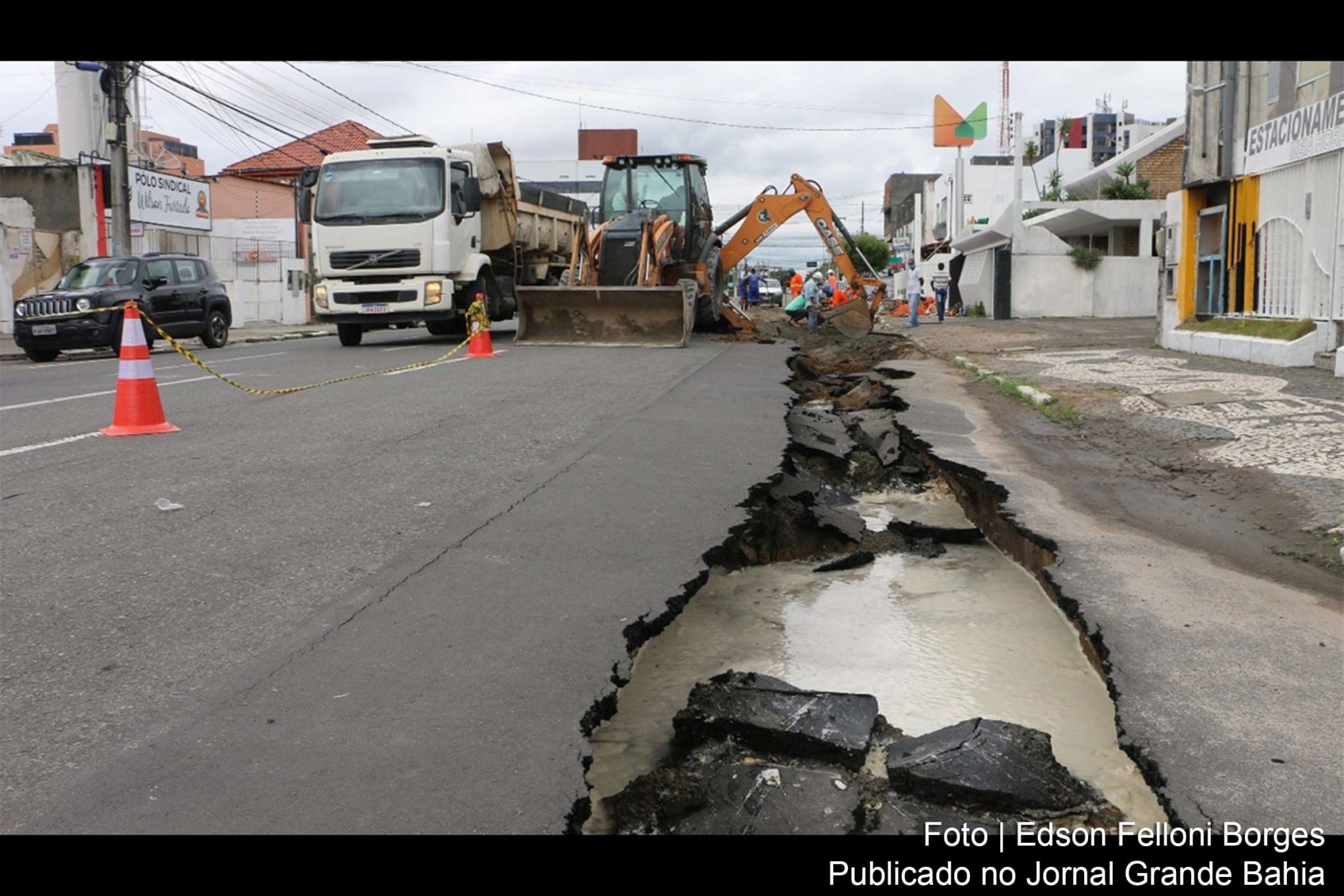 O trabalho envolve recuperação de microdrenagem, limpeza de canais, caixas de drenagem e substituição de manilhas, caso estas estejam danificadas.