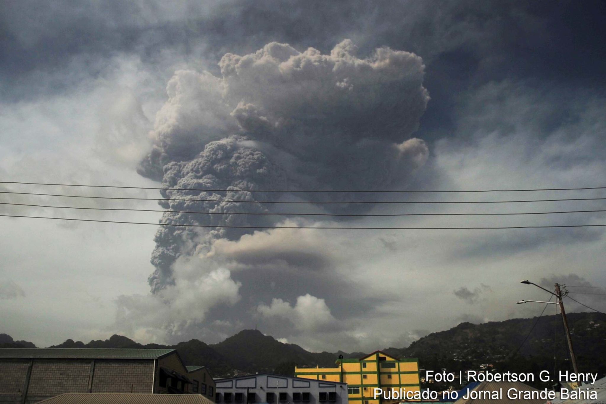 Rios de lava quente, fragmentos de rocha e gás escorreram pelos flancos do vulcão La Soufriere, na pequenina ilha caribenha de São Vicente.