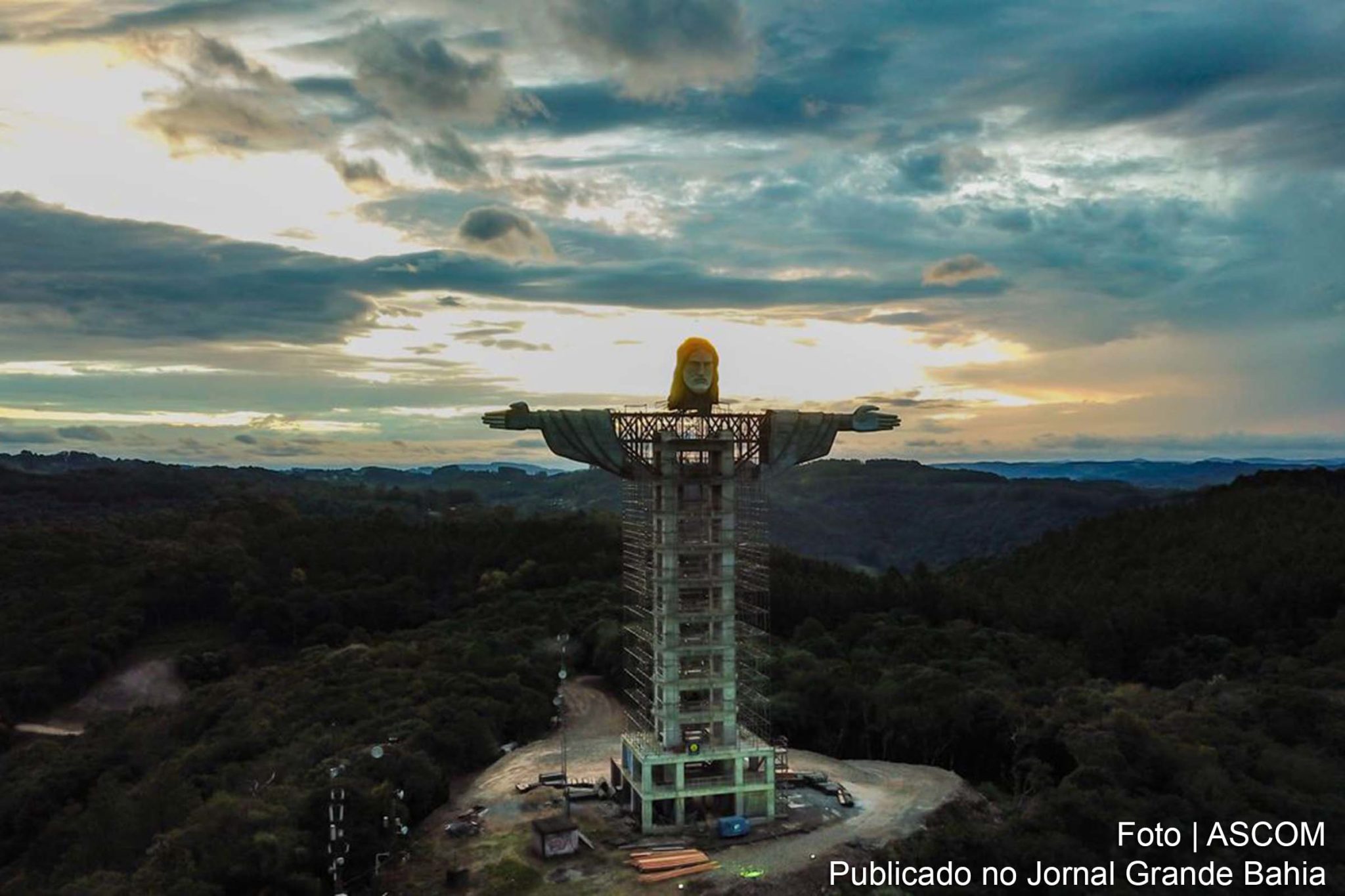 A cidade de Encantado, no Rio Grande do Sul, terá uma estátua de Cristo com 43 metros de altura, incluindo o pedestal, maior do que o Cristo Redentor, do Rio de Janeiro, e o terceiro maior do mundo.