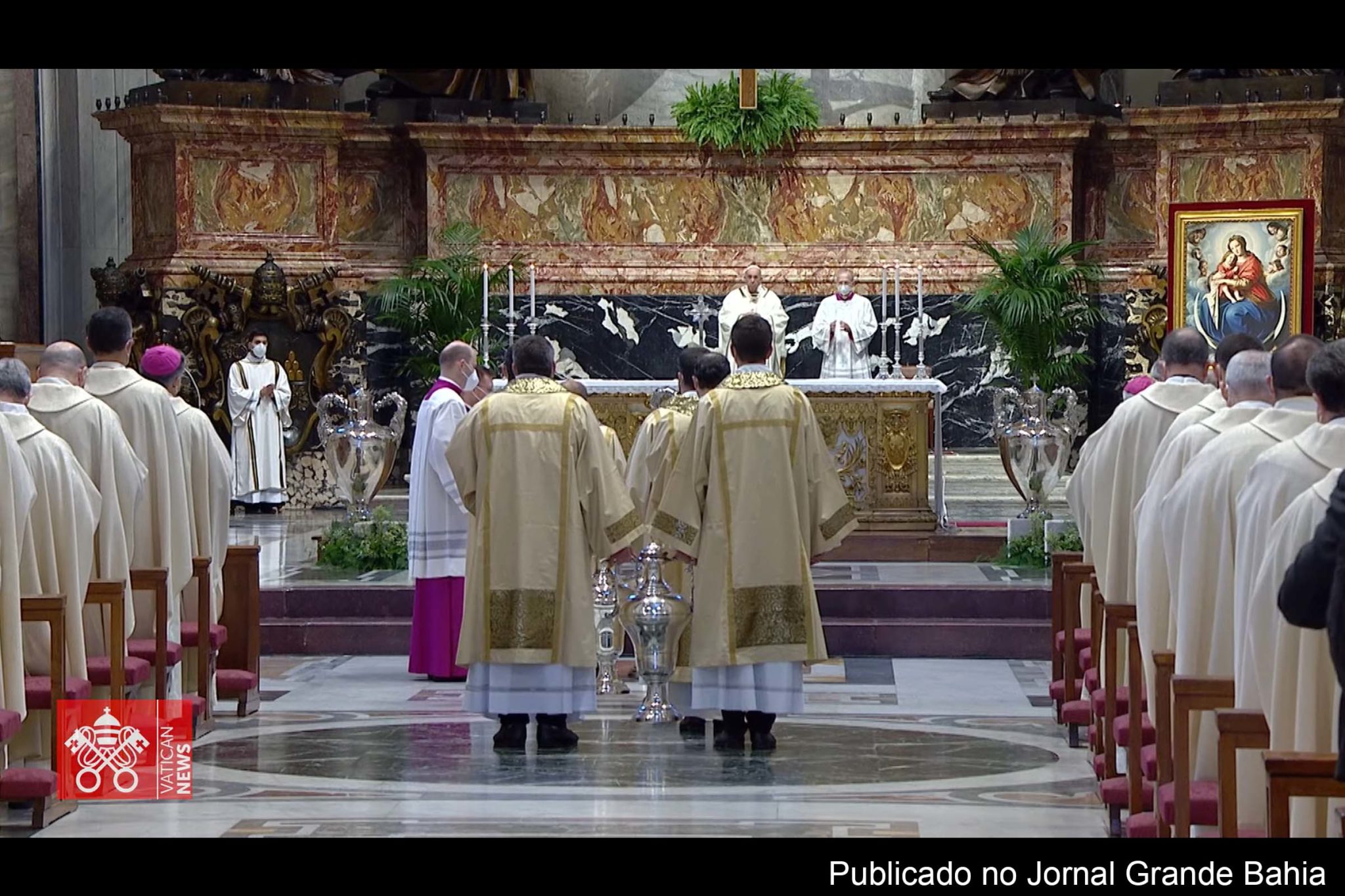 Abraçar a cruz "com Jesus e como Ele, nos permite discernir e repelir o veneno do escândalo com que o demônio procurará envenenar-nos quando chegar inesperadamente uma cruz na nossa vida", disse Papa Francisco aos sacerdotes durante a Missa do Crisma, nesta Quinta-feira Santa.