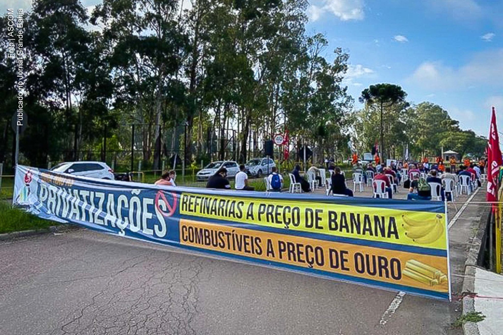 Petroleiros protestaram contra a privatização e denunciaram valor da venda da RLAM. Valor de U$ 1,65 bilhão ficou bem abaixo do preço definido pela estatal, que era de U$ 3,04 bilhões.