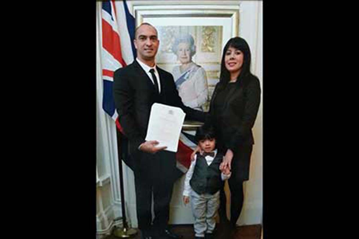 O Reino Unido esteve em estado de tristeza por causa da morte do príncipe Philip. Como possuem cidadania britânica, apesar de ter nascido em Feira de Santana, a minha filha Priscila Larangeira Sena, seu marido Marcio Banhiense e o filho Oliver se juntaram aos seus conterrâneos britânicos para homenagens diante da imagem da Rainha.