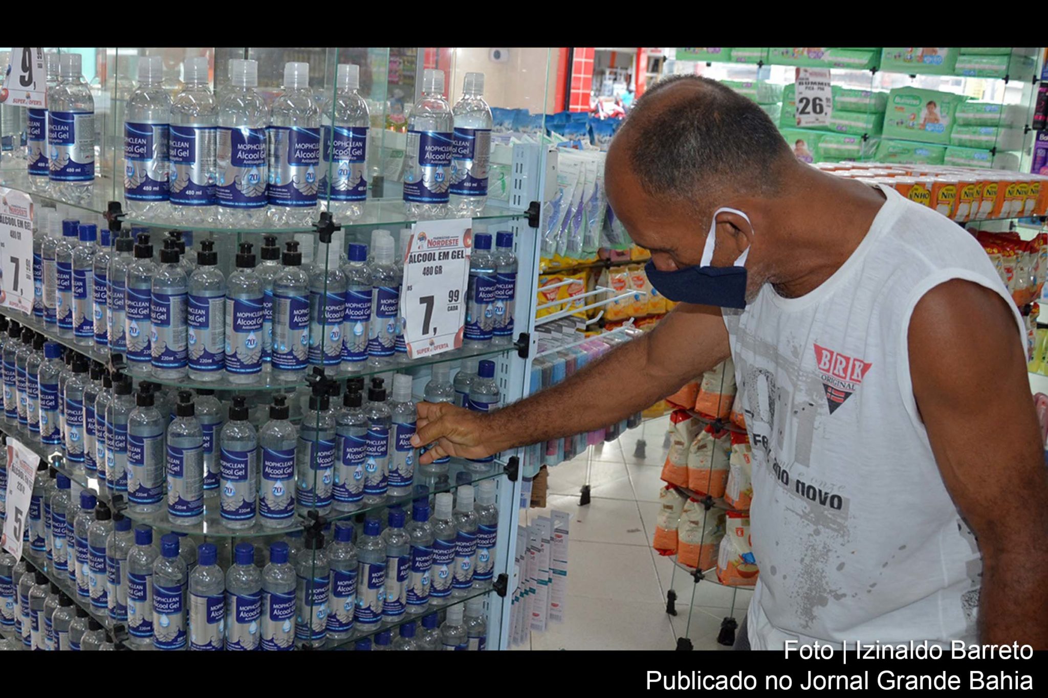 Além do uso da máscara, outras medidas de proteção são indispensáveis, como a limpeza frequente das mãos, uso do álcool em gel 70% e o distanciamento social.