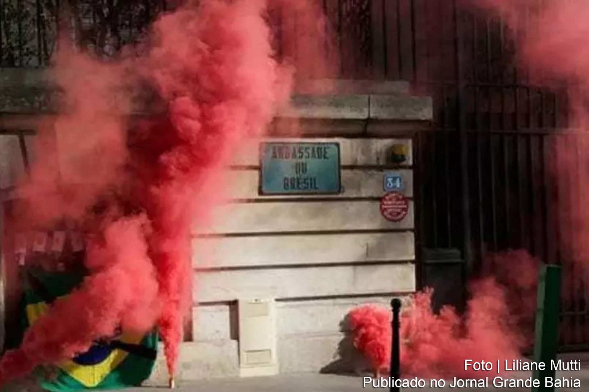 Protesto contra o governo Bolsonaro em frente à embaixada do Brasil em Paris, neste domingo 4 de abril de 2021.