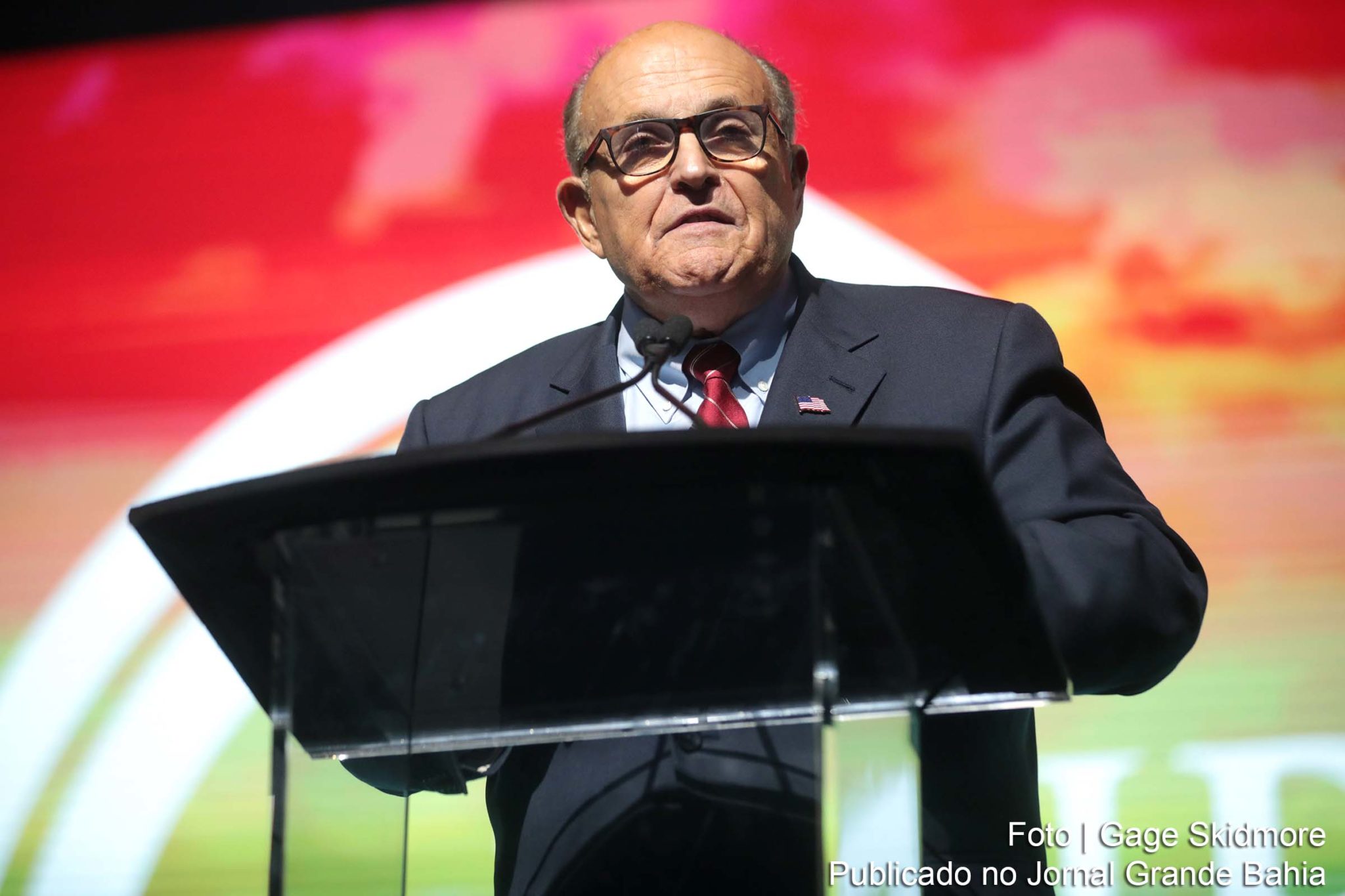 Promotores investigam se Rudy Giuliani violou as leis de lobby dos Estados Unidos em negócios com a Ucrânia. Dispositivos eletrônicos foram apreendidos.