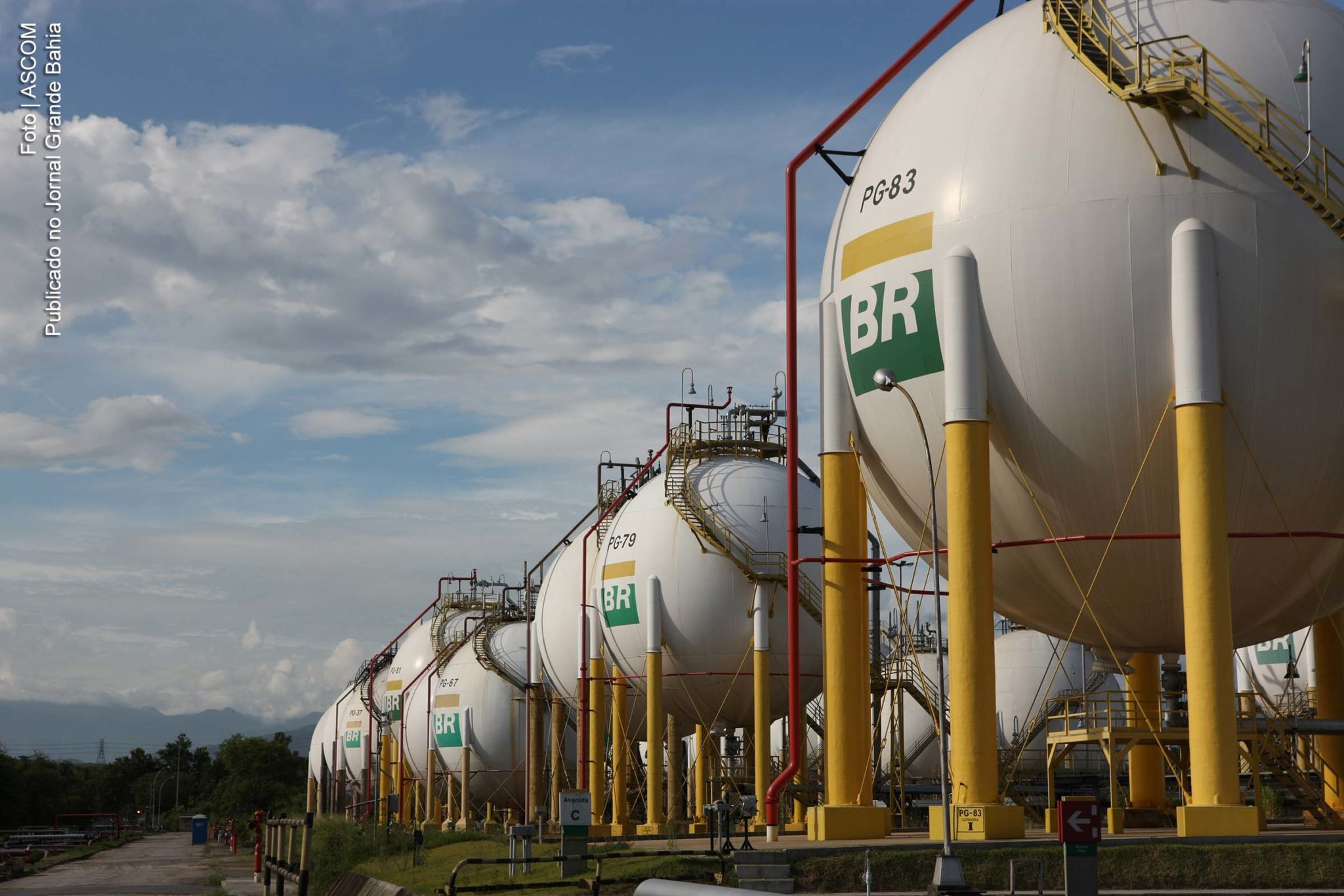 Esferas de armazenamento de Gás Liquefeito de Petróleo (GLP) da Refinaria Duque de Caxias (REDUC).