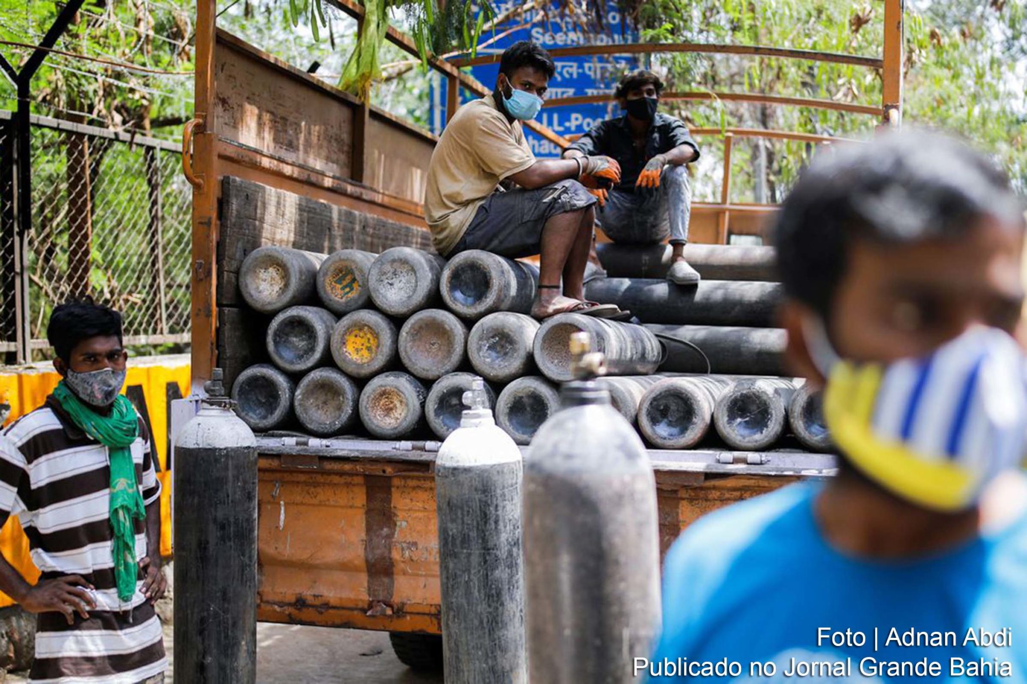 Os hospitais da Índia estão sofrendo com a falta de leitos, oxigênio e remédios essenciais, agora que as infecções passaram da marca de 15 milhões, número inferior apenas ao dos Estados Unidos.