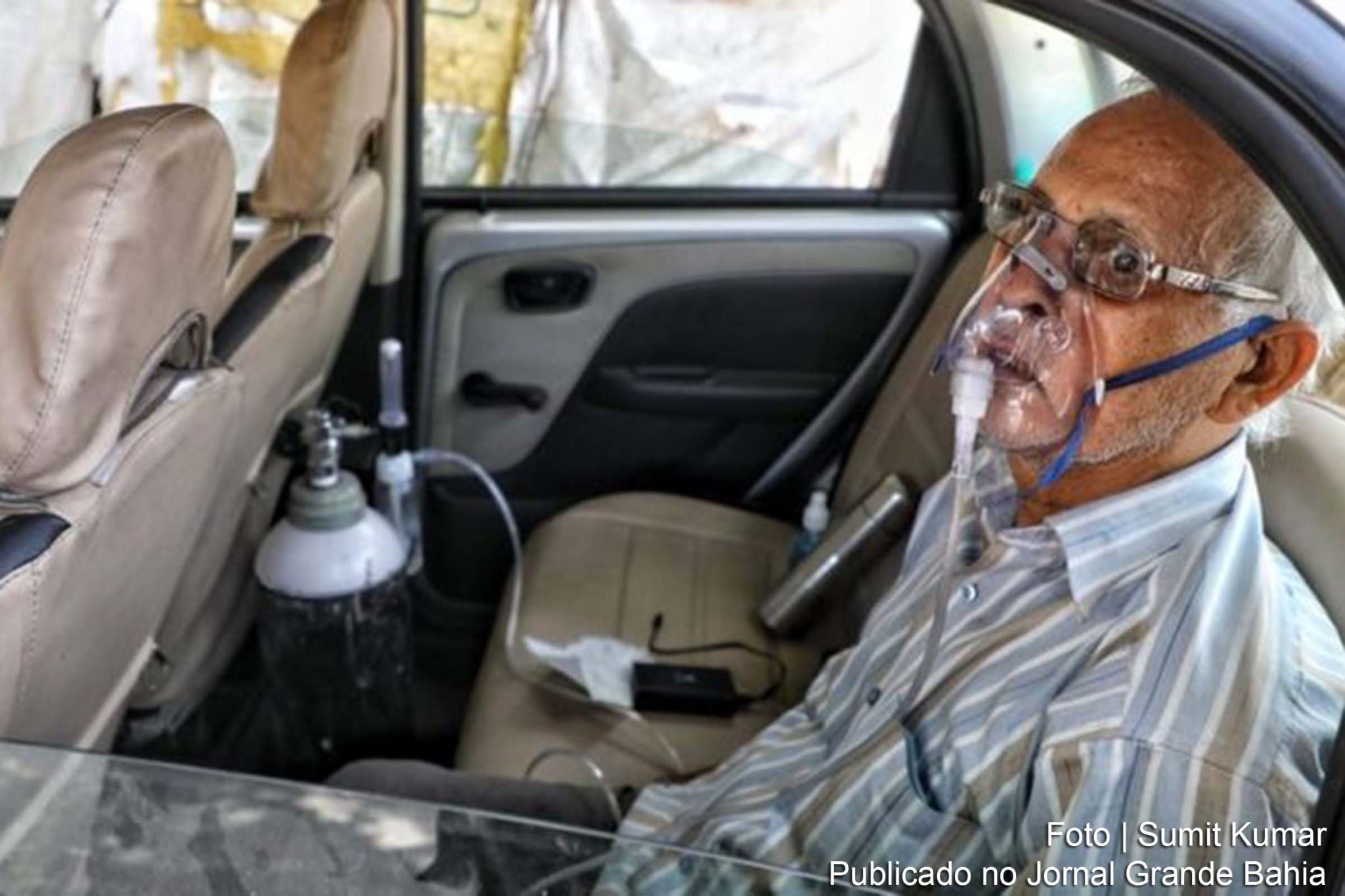 Sushil Kumar Srivastava foi fotografado sentado em seu carro, amarrado a um cilindro de oxigênio na cidade de Lucknow.
