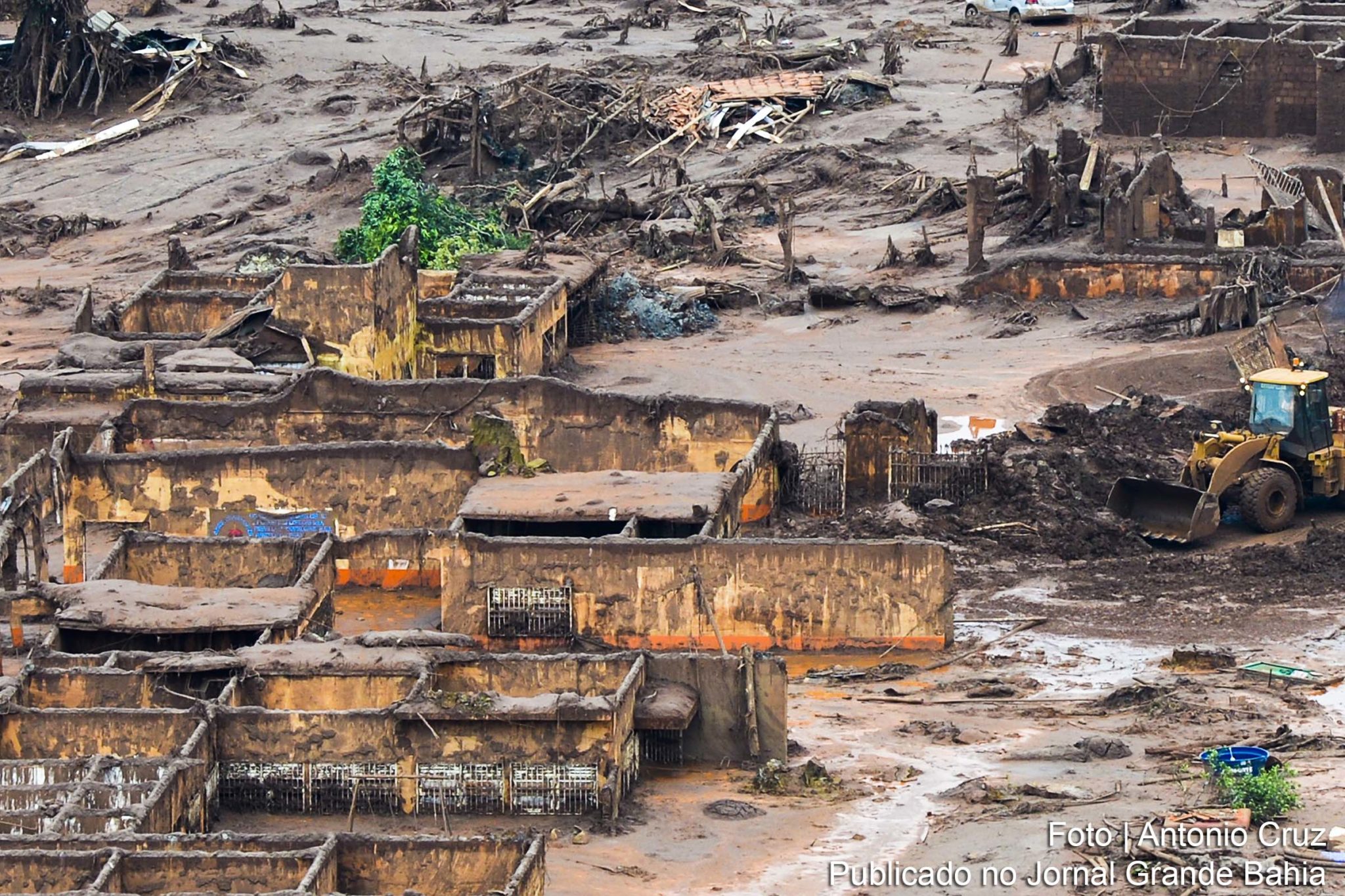 O rompimento da barragem em Mariana ocorreu na tarde de 5 de novembro de 2015 no subdistrito de Bento Rodrigues, a 35 km do centro do município brasileiro de Mariana, Minas Gerais.
