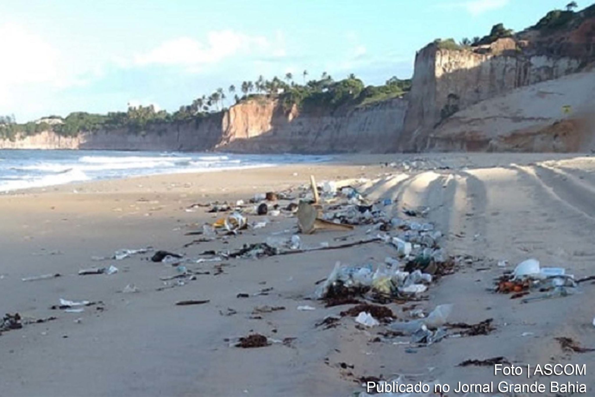De acordo com o Instituto de Desenvolvimento Sustentável e Meio Ambiente (Idema), há relatos de lixo encontrado nas praias ao sul do estado.