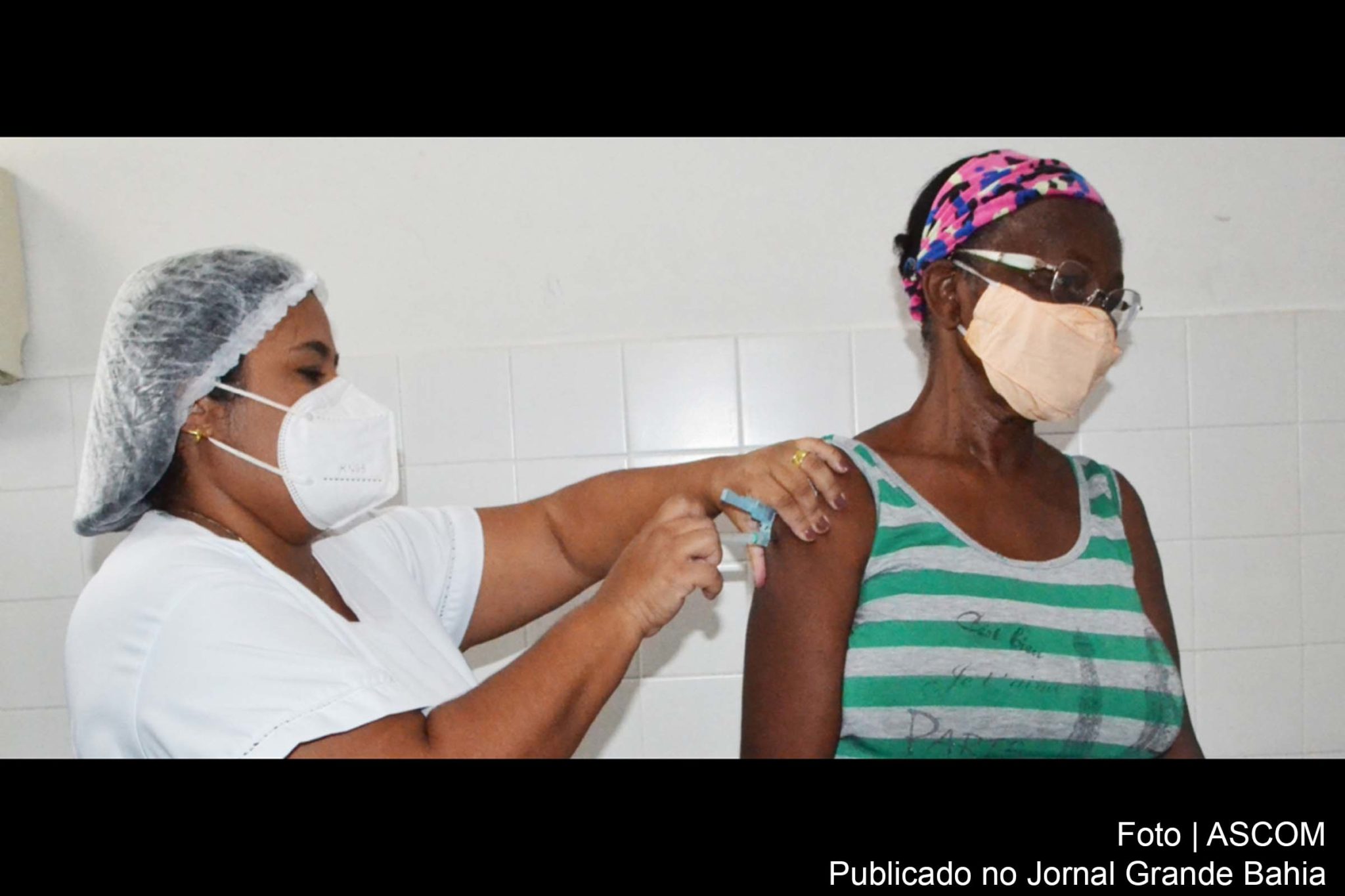 A marcação para os idosos de 62 anos ou mais continua em todas as Unidades Básicas de Saúde (UBS), de acordo com a data de nascimento, para serem convocados quando chegar mais doses.