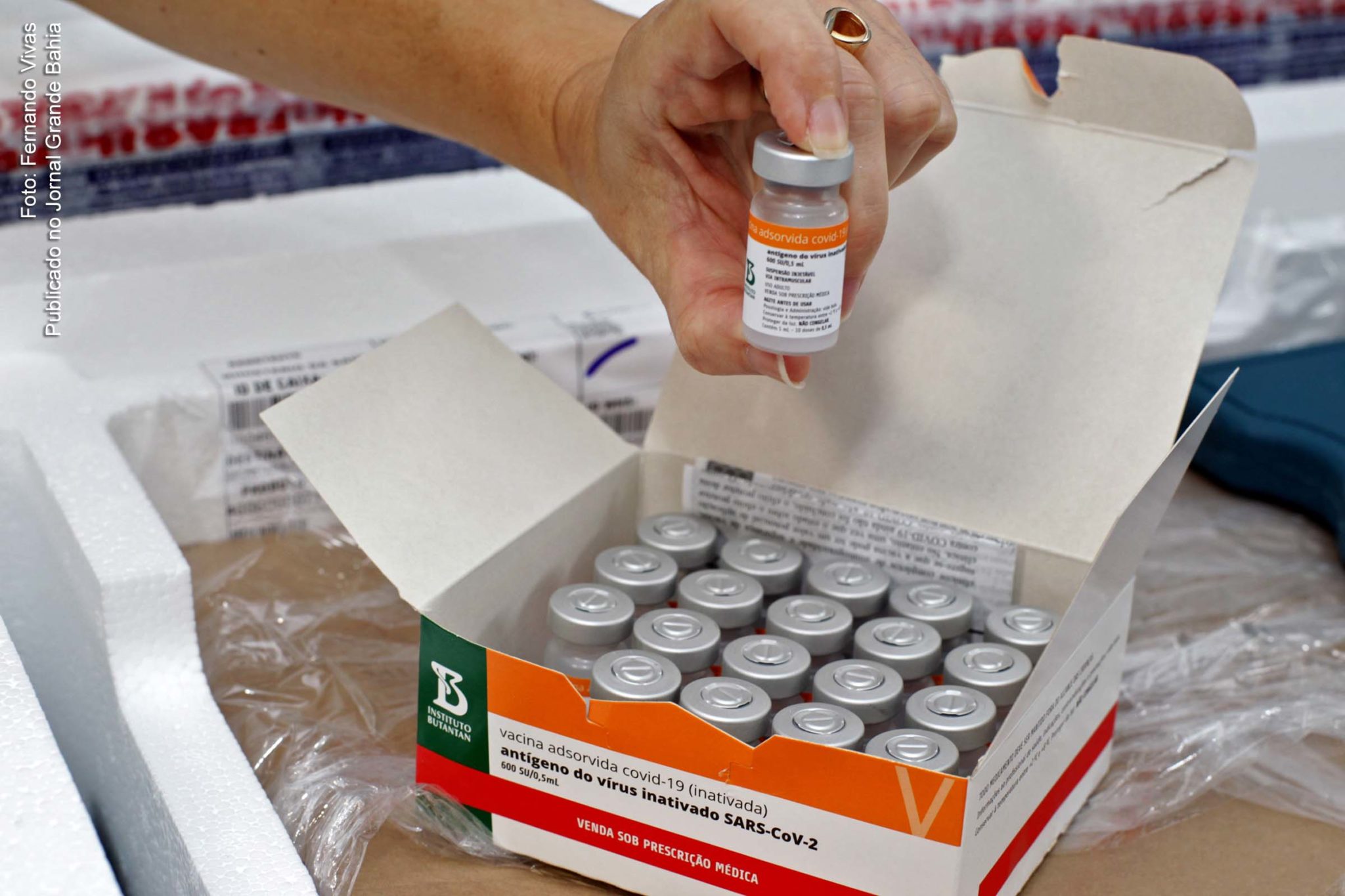 Pesquisa feita com mais de 67 mil profissionais da Saúde de Manaus mostra que imunizante tem efetividade de 50% contra a variante P.1 do coronavírus, duas semanas após a primeira dose. Mais de 80% das doses de vacinas contra covid-19 aplicadas no Brasil são da Coronavac.