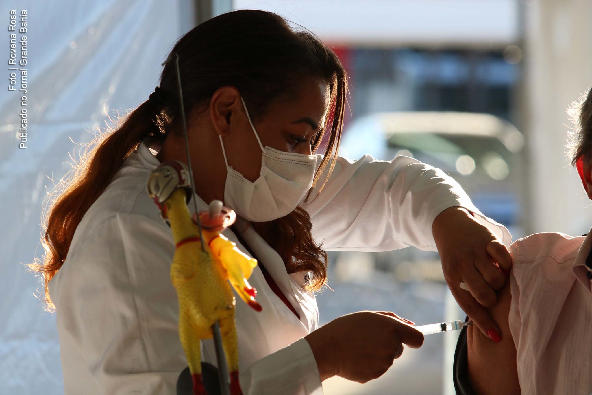 A grande maioria das doses aplicadas até o momento é da Coronavac (66,1%). Com escassez de vacinas, apenas cerca de 18,5 milhões de pessoas receberam duas doses de imunizantes contra a covid-19 no país, a maioria idosos e profissionais da saúde.
