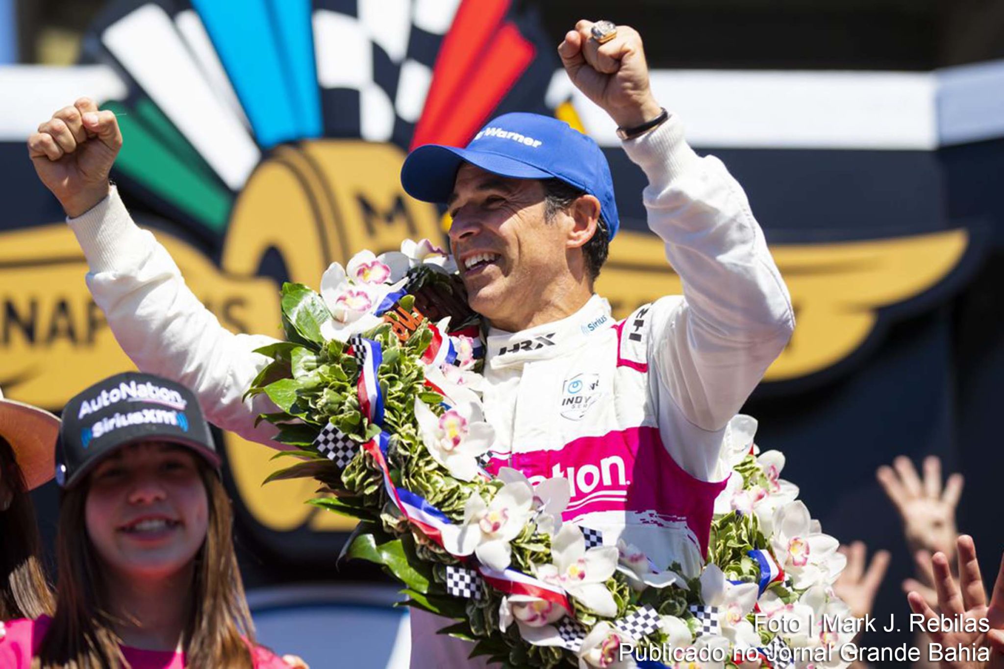 Brasileiro Helio Castroneves avançou para a 1ª posição a duas voltas do fim da corrida e venceu as 500 Milhas de Indianápolis.