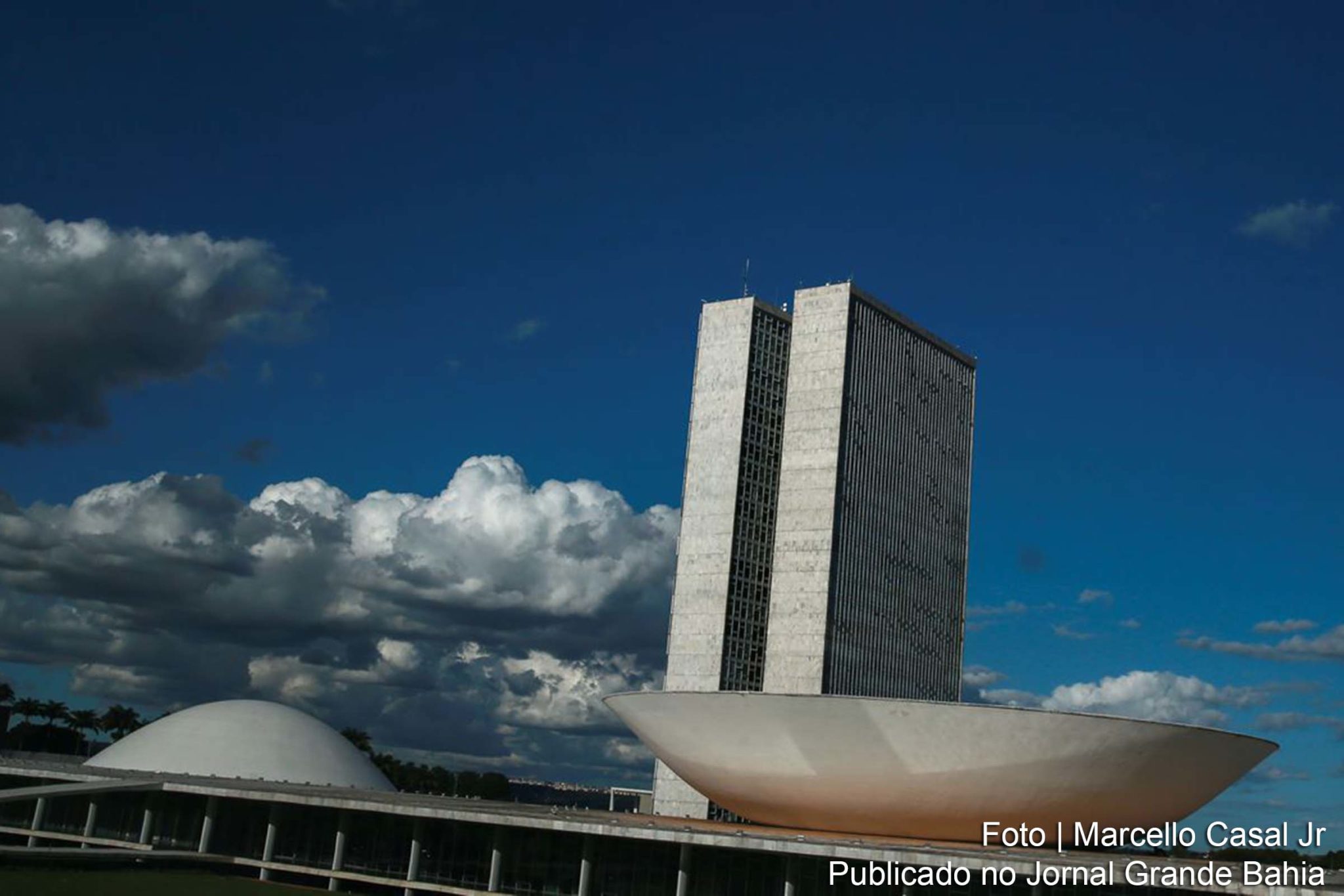Projeto de lei (PL) proíbe o despejo ou a desocupação de imóveis até o final de 2021. Além disso, os processos de despejo iniciados desde 20 de março de 2020 estão suspensos, incluindo medidas preparatórias ou negociações.