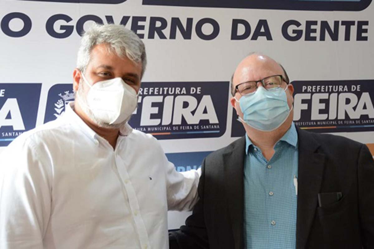 O Secretário Municipal de Saúde Marcelo Britto, recebeu, na manhã de sexta-feira mais de 21 mil materiais hospitalares insumos doados pela empresa Pirelli. No flash com o cardiologista Edval Gomes.